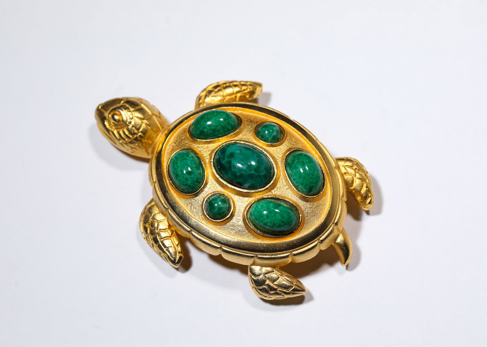 A ‘TORTOISE-FORM’ BROOCH (1 of 4)