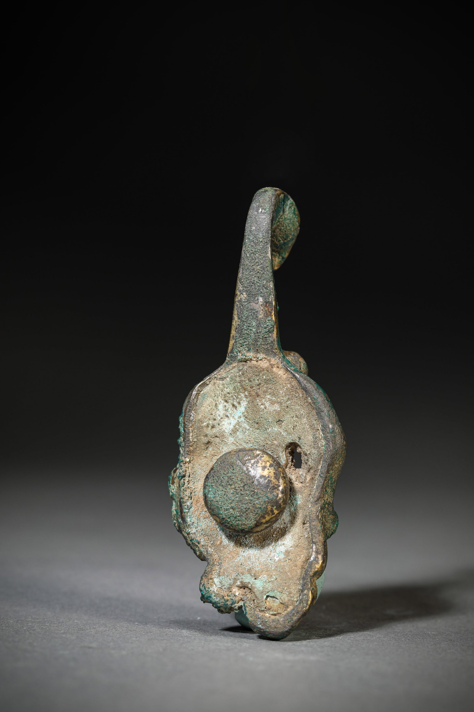 A SILVER ‘BEAR-FORM’ BELT HOOK - 2