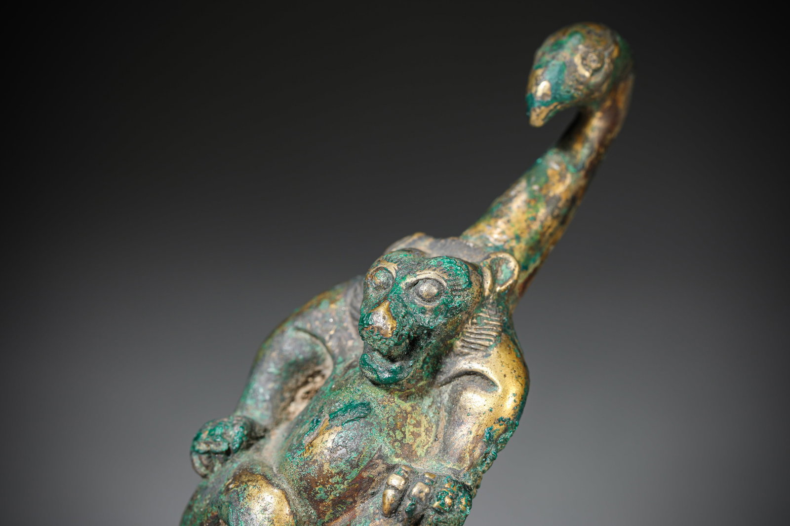 A SILVER ‘BEAR-FORM’ BELT HOOK - 3