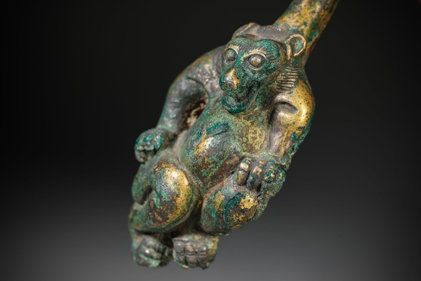 A SILVER ‘BEAR-FORM’ BELT HOOK - 5