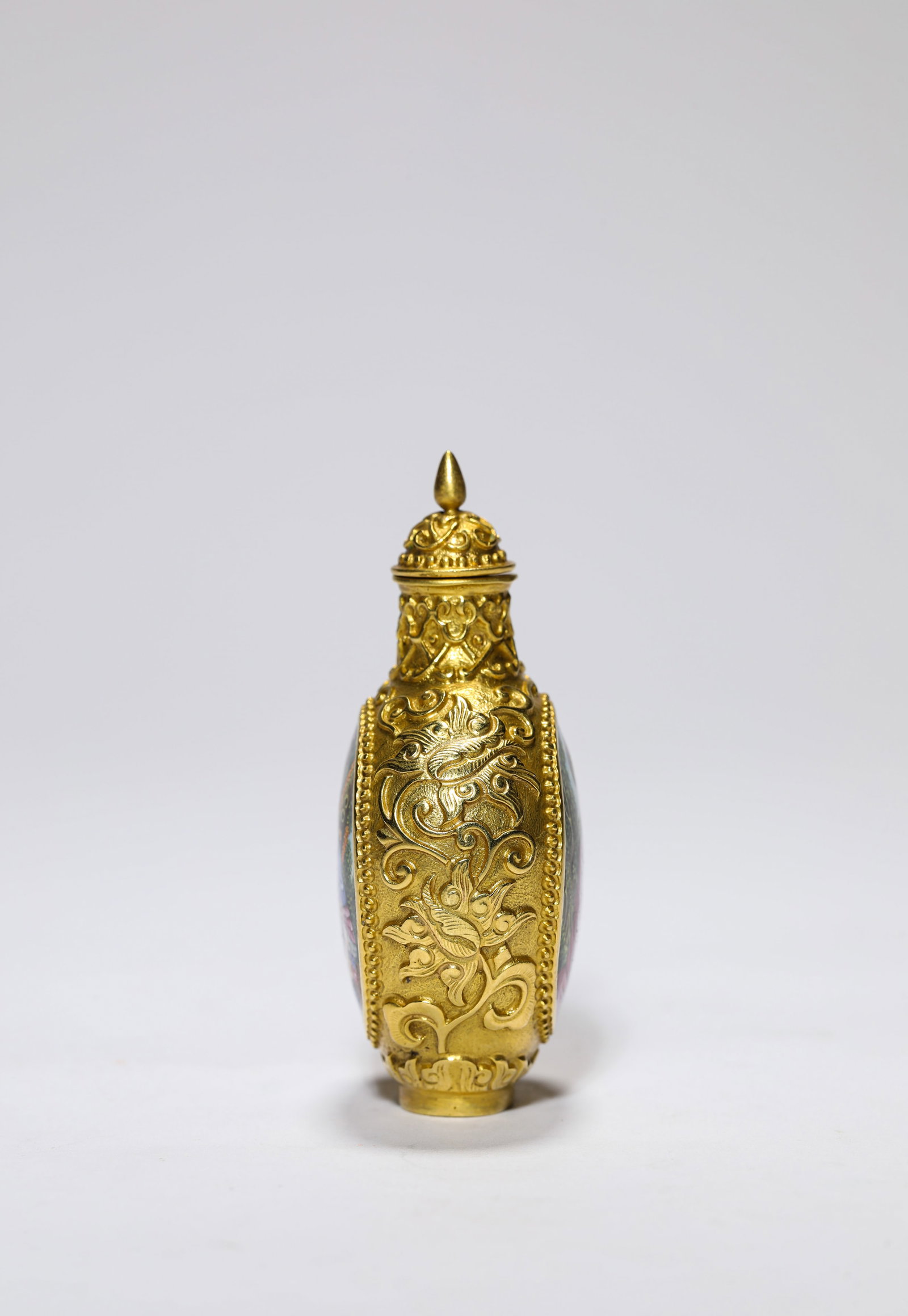 A COPPER PAINTED ENAMEL ‘FIGURAL’ SNUFF BOTTLE - 3