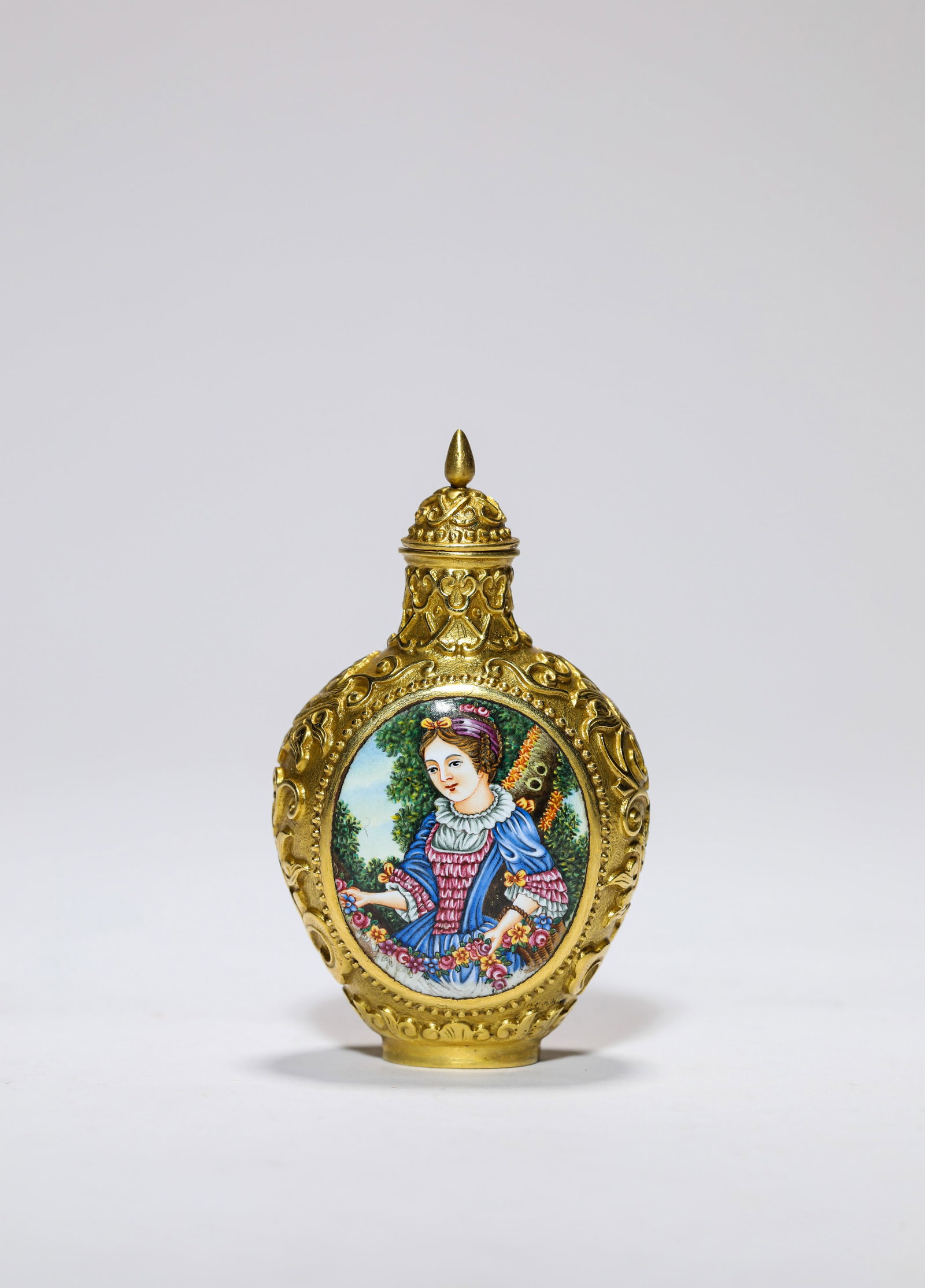 A COPPER PAINTED ENAMEL ‘FIGURAL’ SNUFF BOTTLE - 4