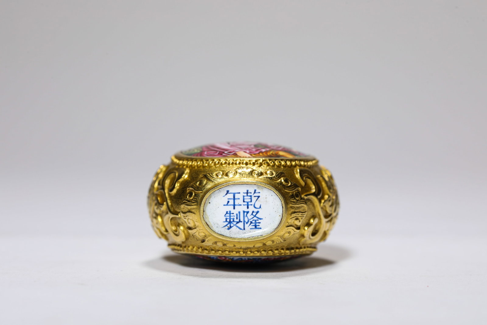 A COPPER PAINTED ENAMEL ‘FIGURAL’ SNUFF BOTTLE - 5