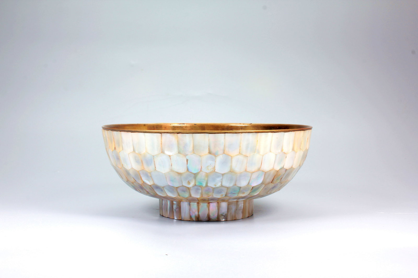 A GILT-BRONZE INTERIOR WITH MOTHER-OF-PEARL INLAY EXTERIOR BOWL: A GILT-BRONZE INTERIOR WITH MOTHER-OF-PEARL INLAY EXTERIOR BOWL H:7.5CM,D:17.6CM,307G