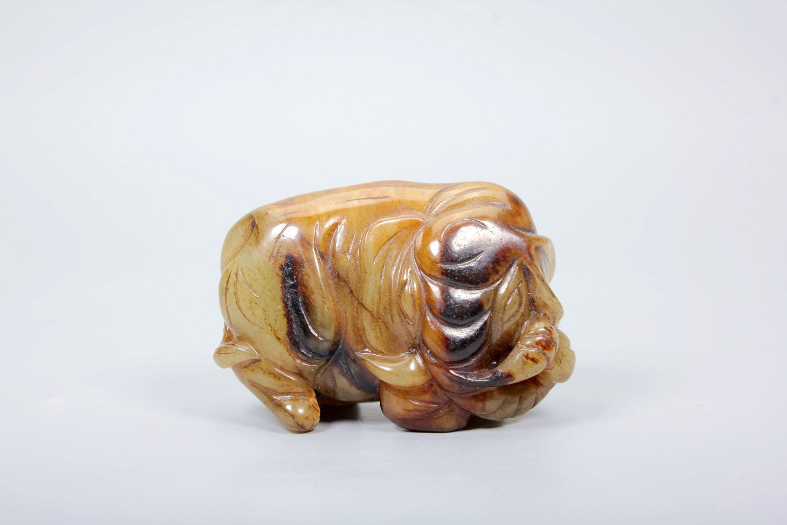 A HETIAN JADE ELEPHANT ORNAMENT: A HETIAN JADE ELEPHANT ORNAMENT H:5.7CM,L:4.6CM,W:8.6CM