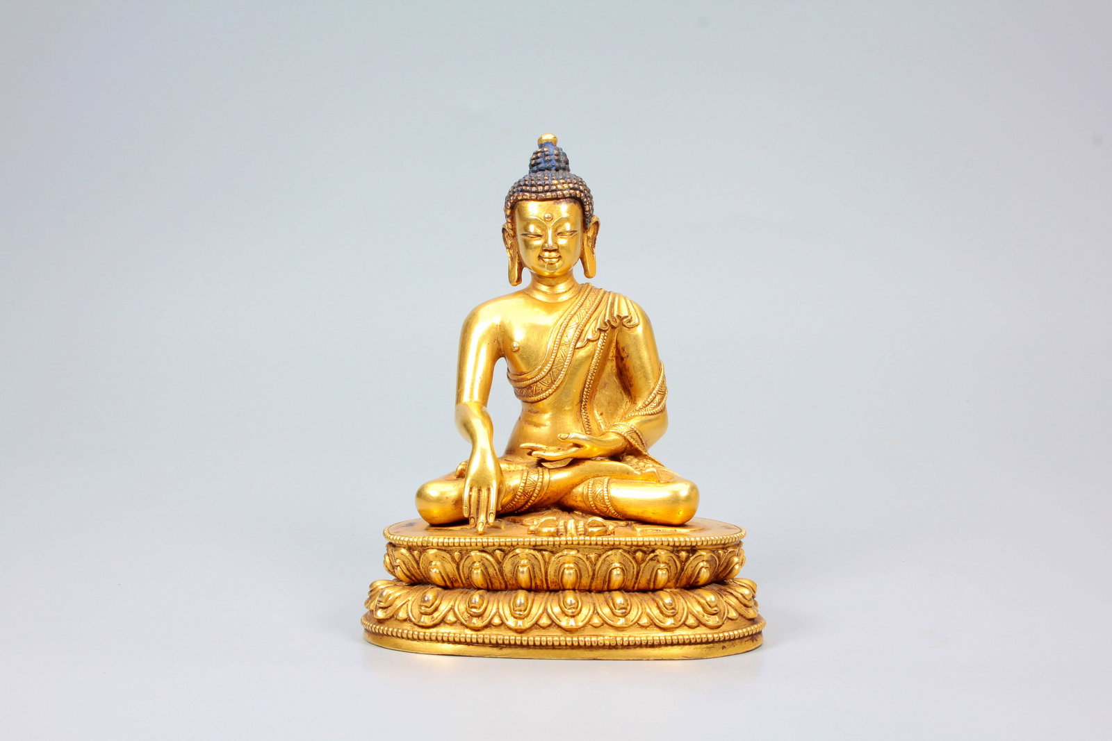 A GILT-BRONZE FIGURE OF SEATED SHAKYAMUNI: A GILT-BRONZE FIGURE OF SEATED SHAKYAMUNI H:13CM,W:10.5CM,621G