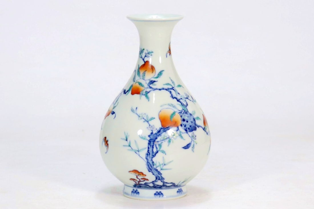 A DOUCAI NINE PEACH PEAR-SHAPED VASE: A DOUCAI NINE PEACH PEAR-SHAPED VASE H:16.5CM,D:5CM
