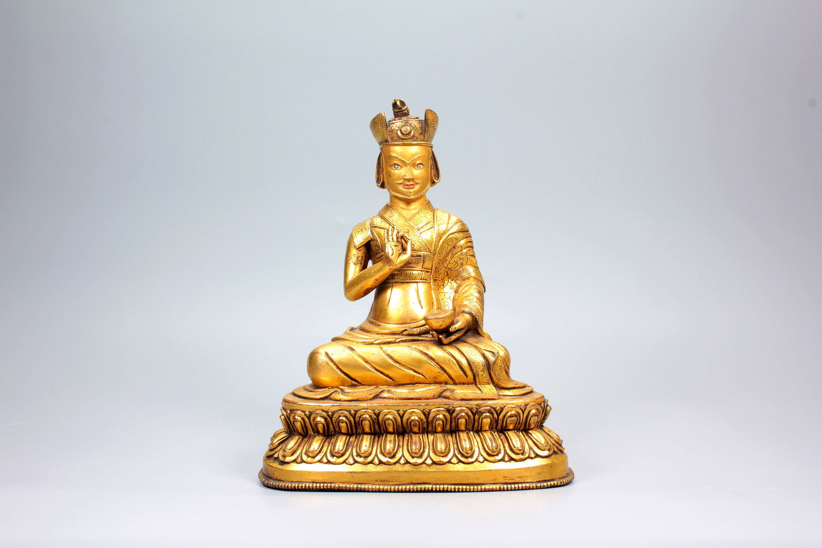 A GILT-BRONZE FIGURE OF PADMASAMBHAVA MAHASIDDHA: A GILT-BRONZE FIGURE OF PADMASAMBHAVA MAHASIDDHA H:23.5CM,W:19.5CM,2650G