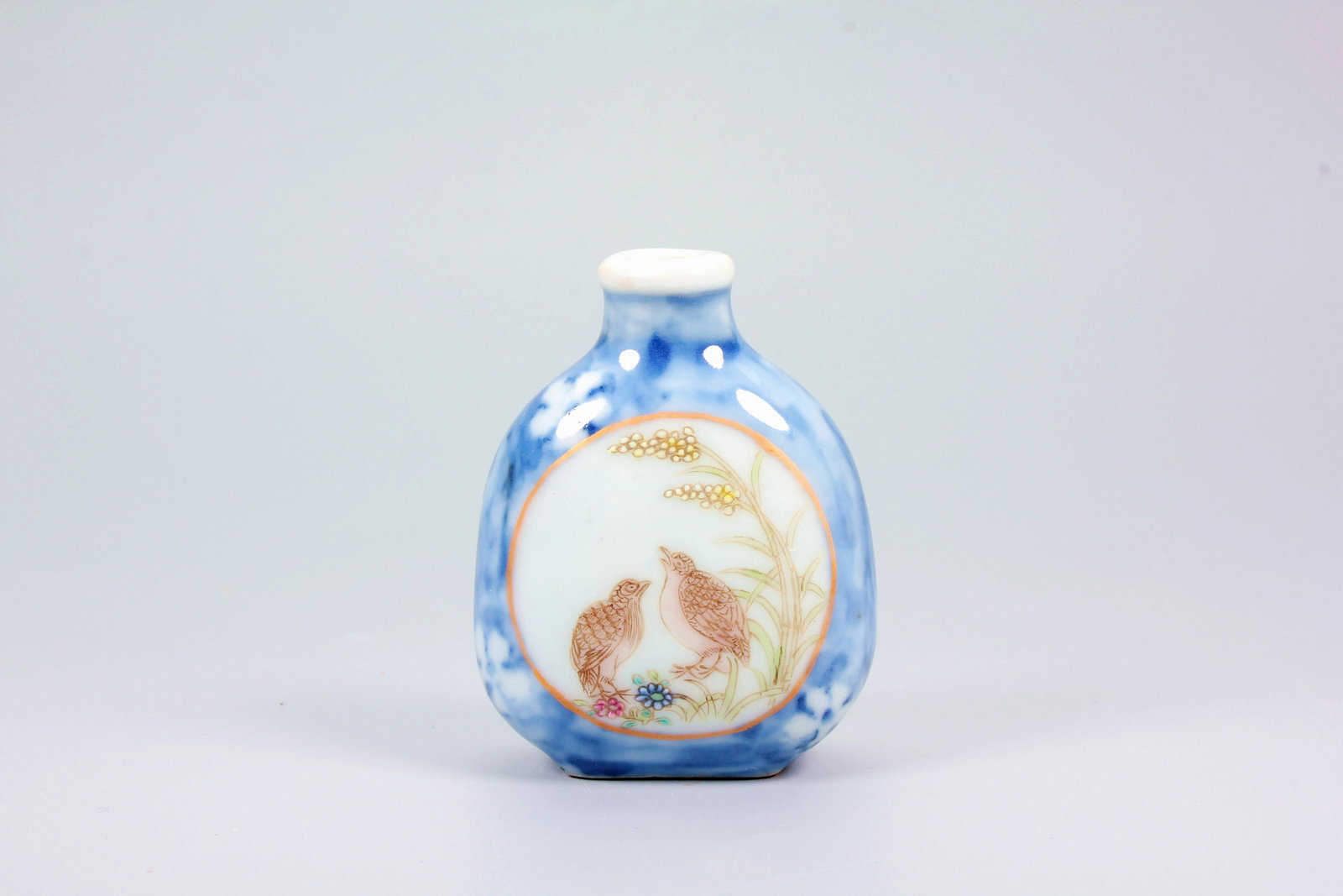 A FAMILLE ROSE PEACEFUL AND HAPPY LIFE SNUFF BOTTLE: A FAMILLE ROSE PEACEFUL AND HAPPY LIFE SNUFF BOTTLE H:5.5CM,W:4.2CM