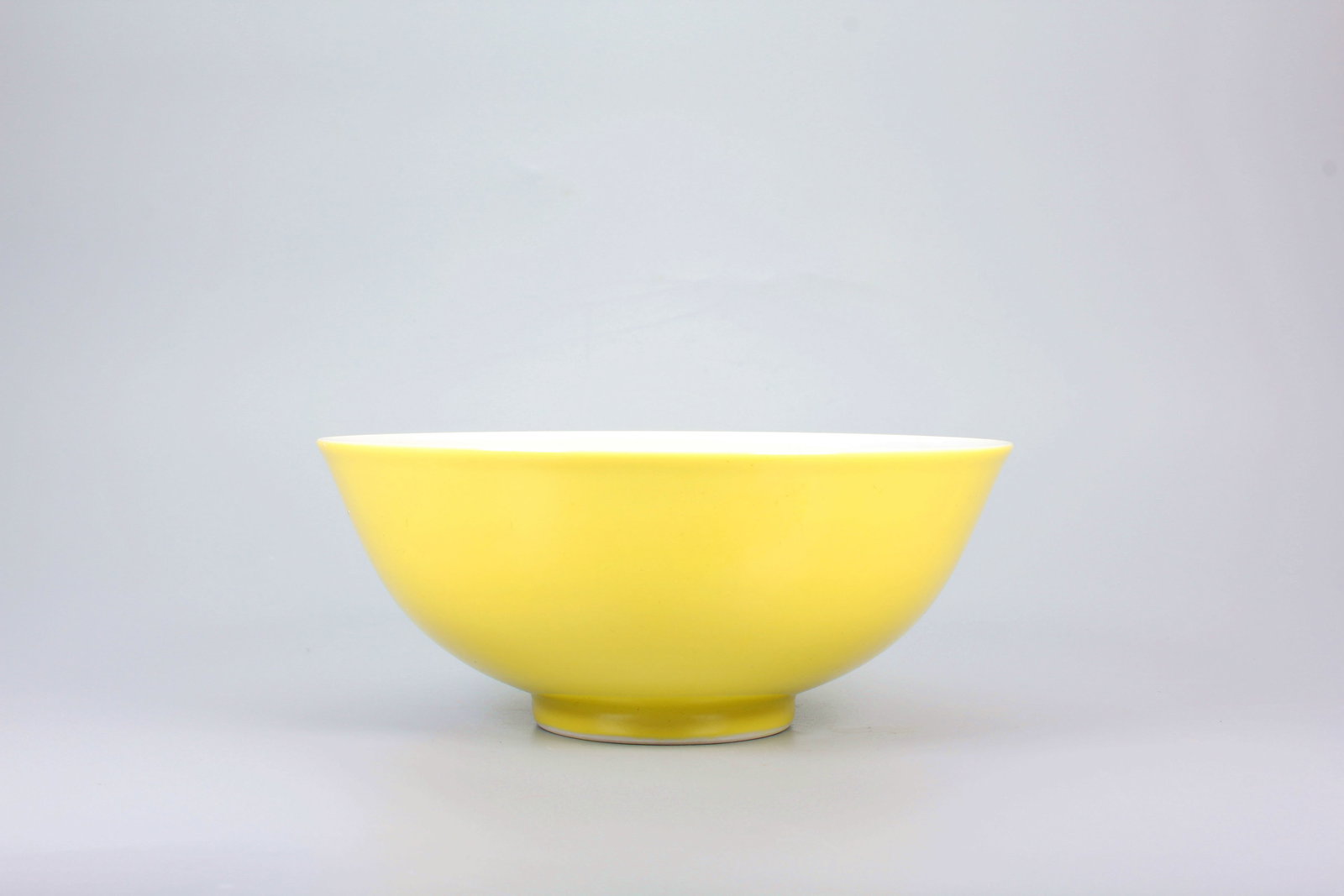 A YELLOW GLAZED BOWL: A YELLOW GLAZED BOWL H:6.3CM,D:15CM
