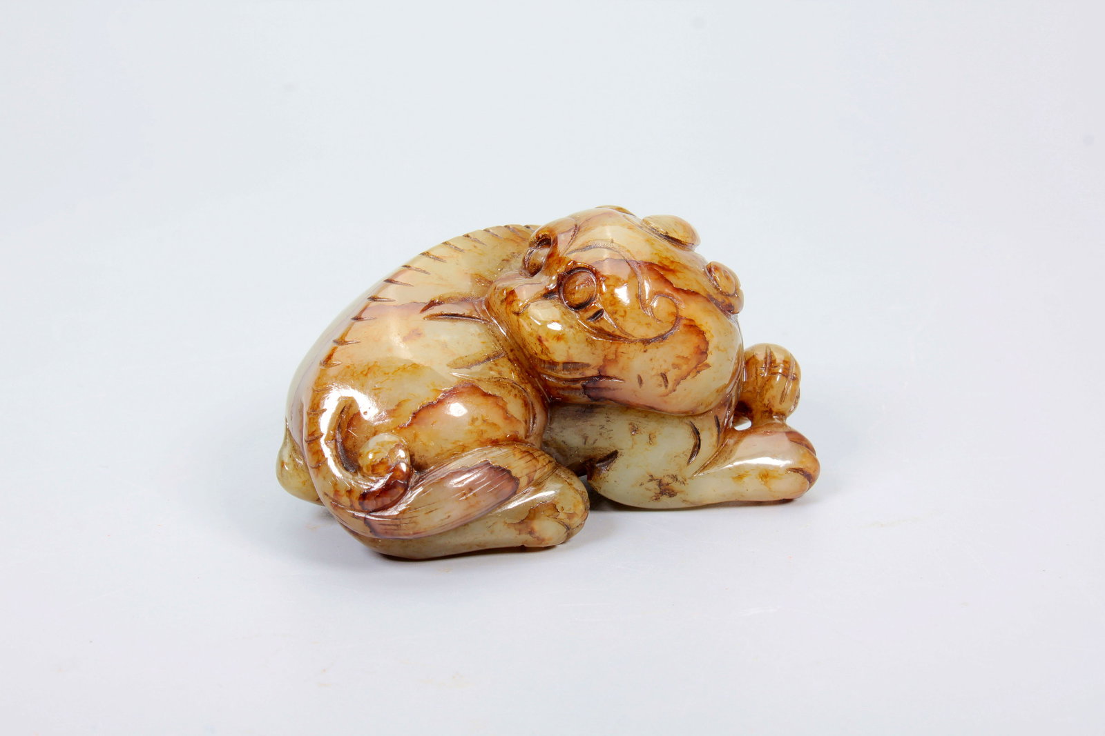 A HETIAN JADE AUSPICIOUS BEAST ORNAMENT: A HETIAN JADE AUSPICIOUS BEAST ORNAMENT H:3.7CM,L:4.8CM,W:7CM