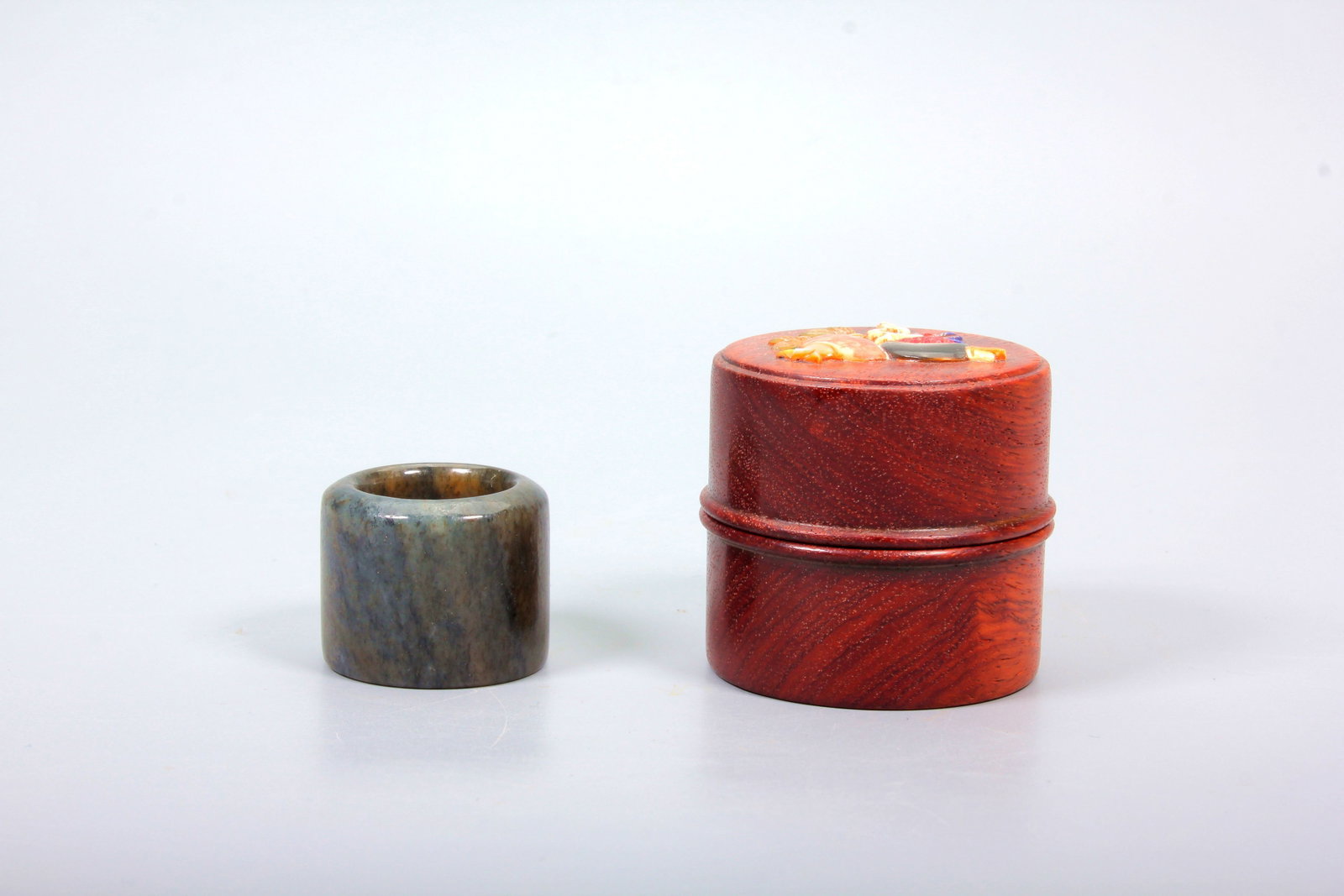 A HETIAN JADE THUMB RING WITH HUANGHUALI INLAID GEM BOX: A HETIAN JADE THUMB RING WITH HUANGHUALI INLAID GEM BOX 1.H:2.75CM,D:2.22CM;2.H:5.1CM,D:5.2CM