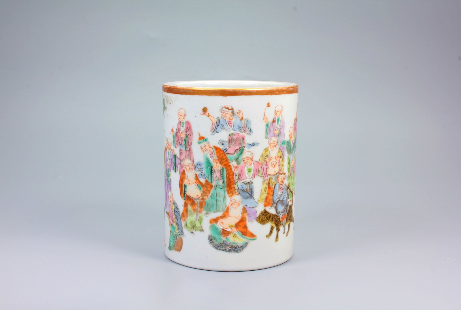 A FAMILLE ROSE EIGHTEEN ARHATS BRUSH POT: A FAMILLE ROSE EIGHTEEN ARHATS BRUSH POT H:11.9CM,D:9.8CM
