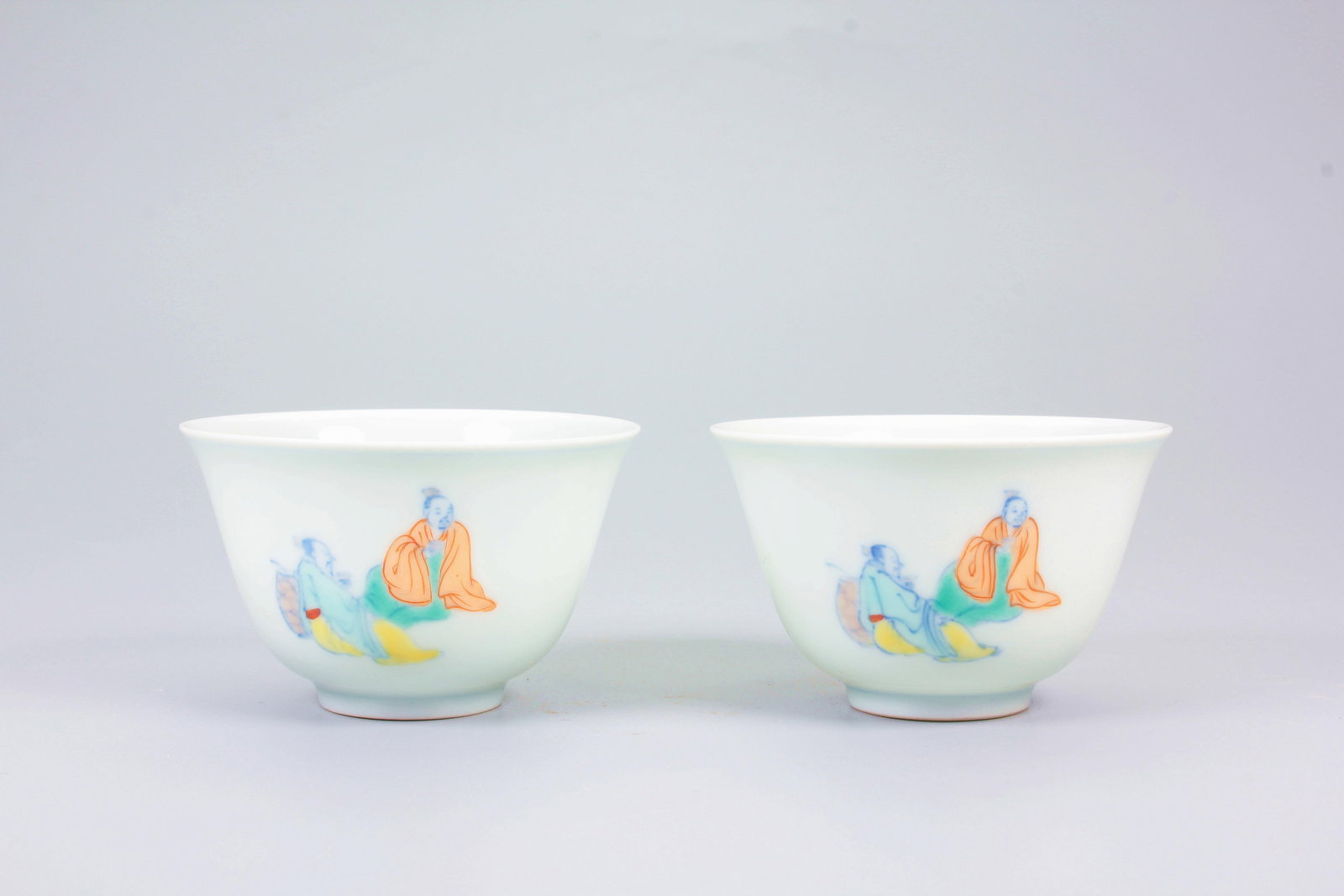 A DOUCAI‘SCHOLARS DRINKING'CUP PAIR: A DOUCAI‘SCHOLARS DRINKING'CUP PAIR H:3.6CM,D:5.8CM