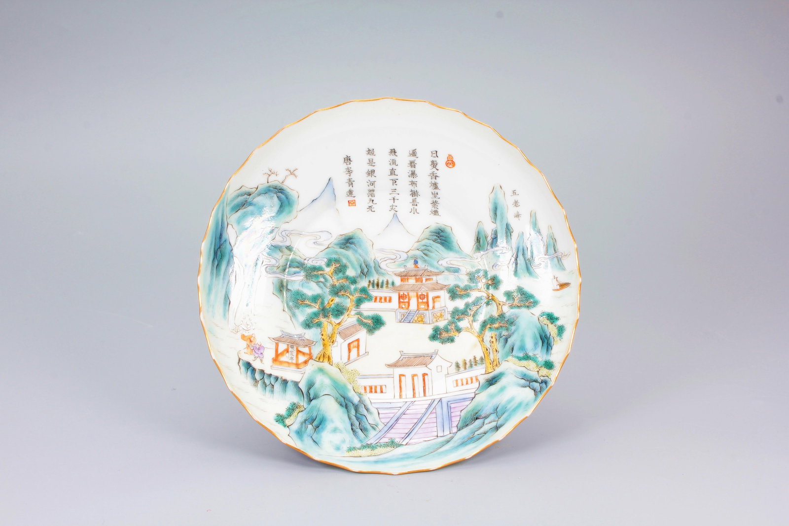 A FAMILLE ROSE TEN SCENERIES OF JIANGXI POEM DISH: A FAMILLE ROSE TEN SCENERIES OF JIANGXI POEM DISH H:3CM,D:13.6CM