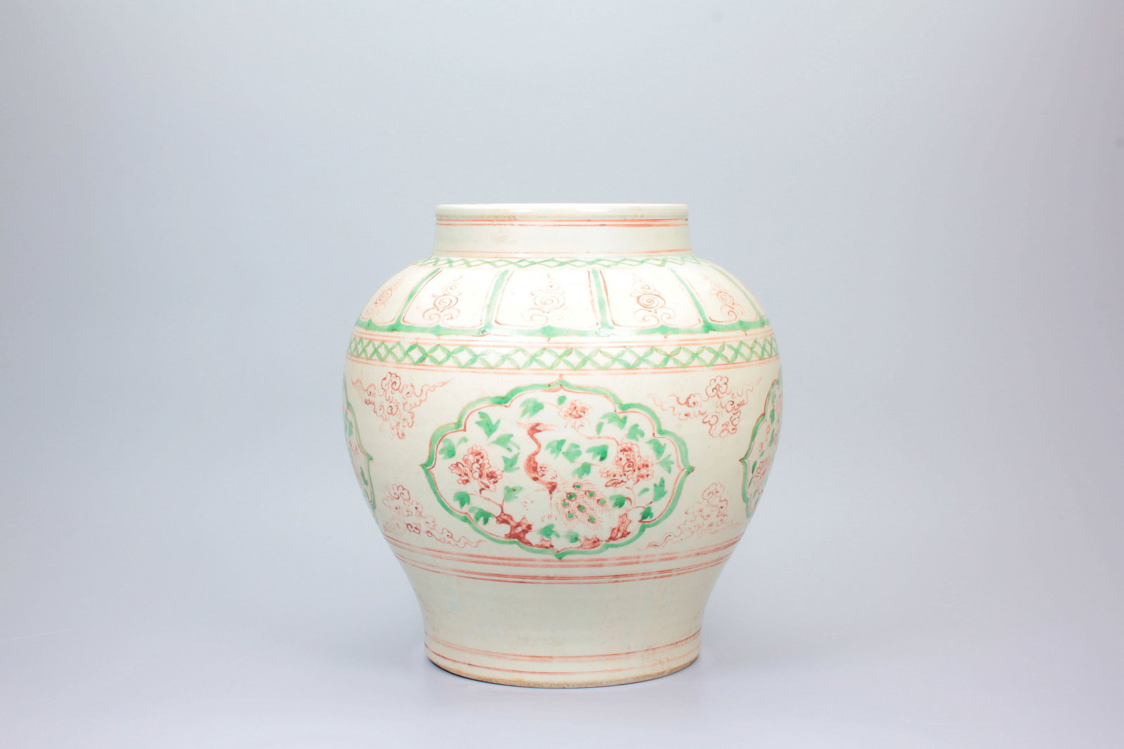 A RED AND GREEN OPENWORK PHOENIX AND PEONY JAR: A RED AND GREEN OPENWORK PHOENIX AND PEONY JAR H:25CM,D:24CM