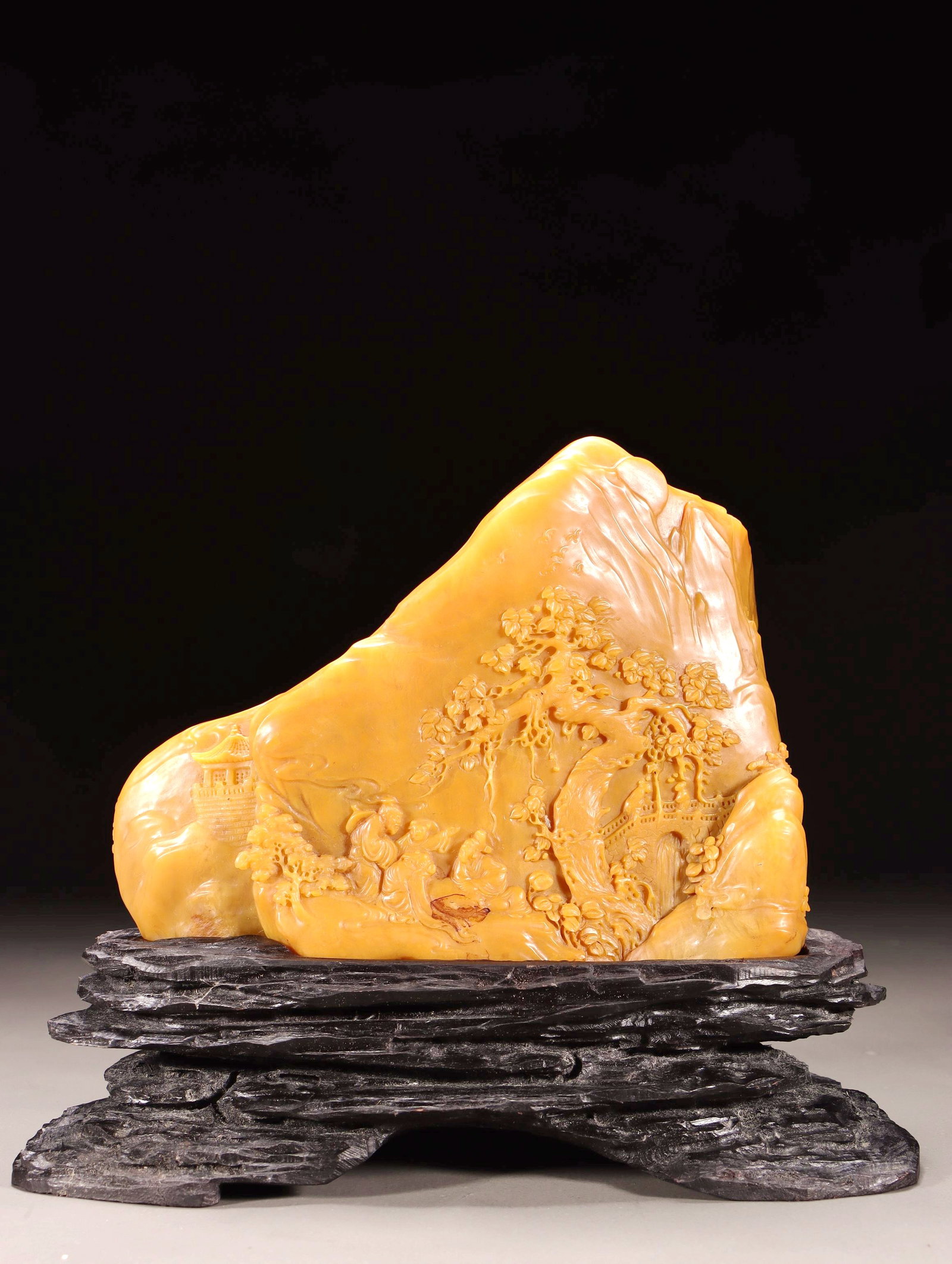 A SHOUSHAN TIANHUANG STONE CARED PINE AND FIGURE MOUNTAIN ORNAMENT: A SHOUSHAN TIANHUANG STONE CARED PINE AND FIGURE MOUNTAIN ORNAMENT H:11CM,L:14CM,W:6.3CM