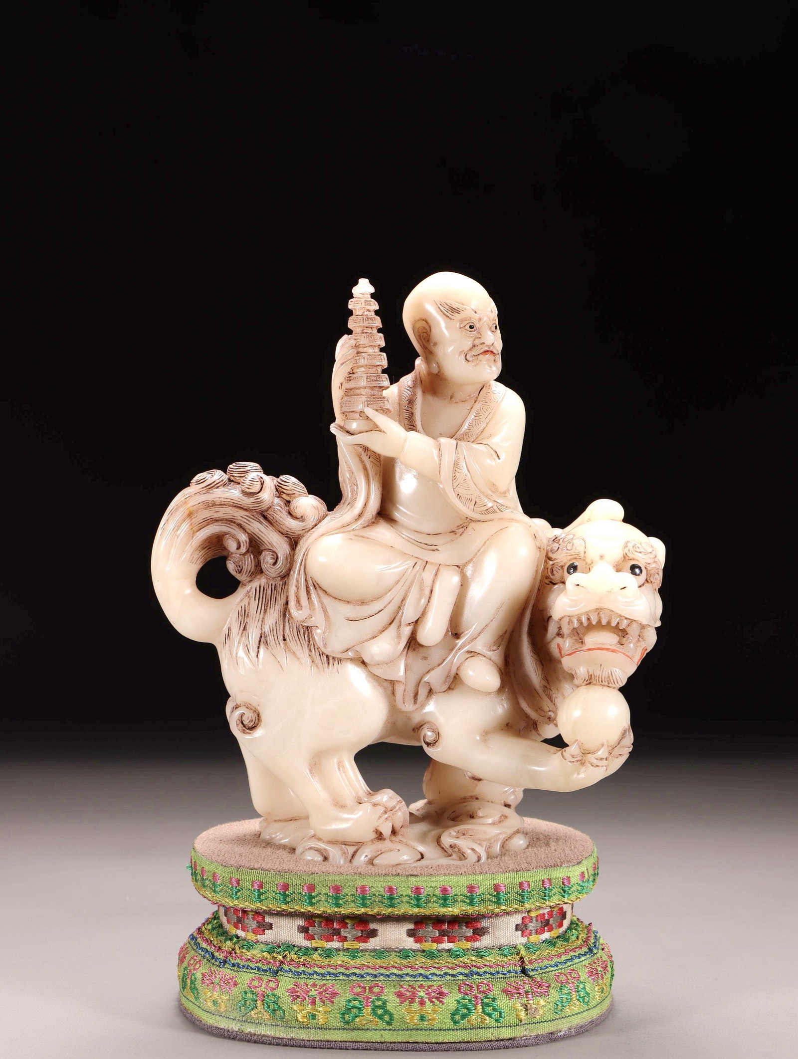 A SHOUSHAN FURONG STONE CARVED FIGURE OF A LUOHAN PLAYING WITH A LION: A SHOUSHAN FURONG STONE CARVED FIGURE OF A LUOHAN PLAYING WITH A LION H:14.8CM,L:13CM,W:6CM