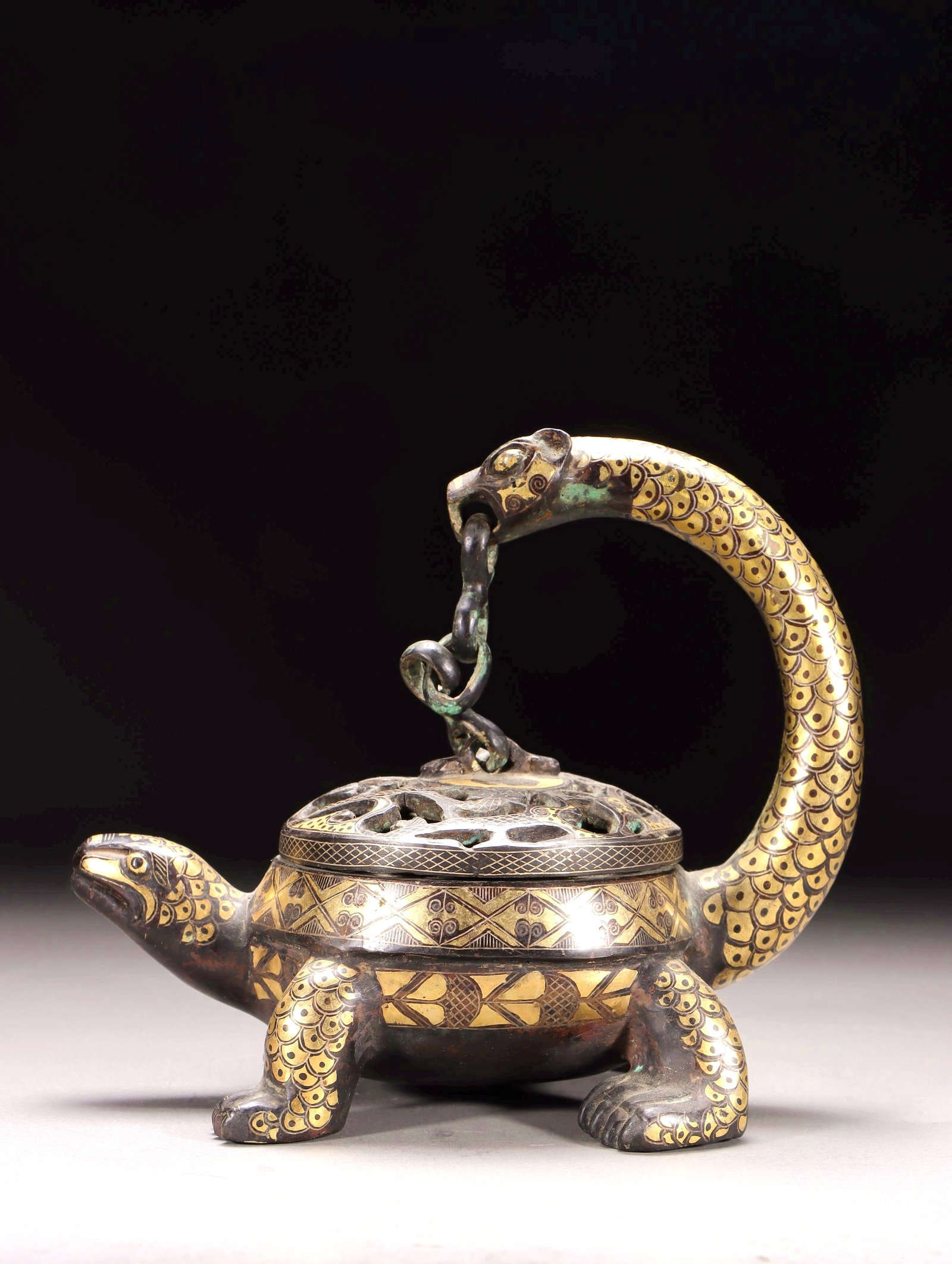 A BRONZE GOLD-INLAID SILVER TURTLE-SNAKE XUANWU INCENSE BURNER: A BRONZE GOLD-INLAID SILVER TURTLE-SNAKE XUANWU INCENSE BURNER H:13CM,L:14.5CM,W:9.5CM