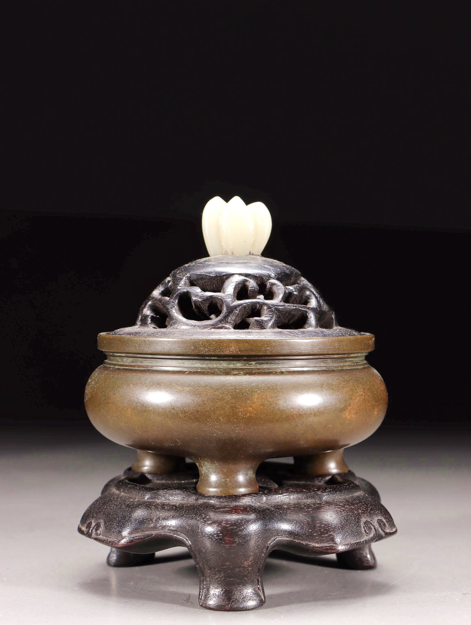 A BRONZE CENSER WITH JADE KNOB AND SHIGU ZHI BAO MARK: A BRONZE CENSER WITH JADE KNOB AND SHIGU ZHI BAO MARK H:10.6CM,D:6CM