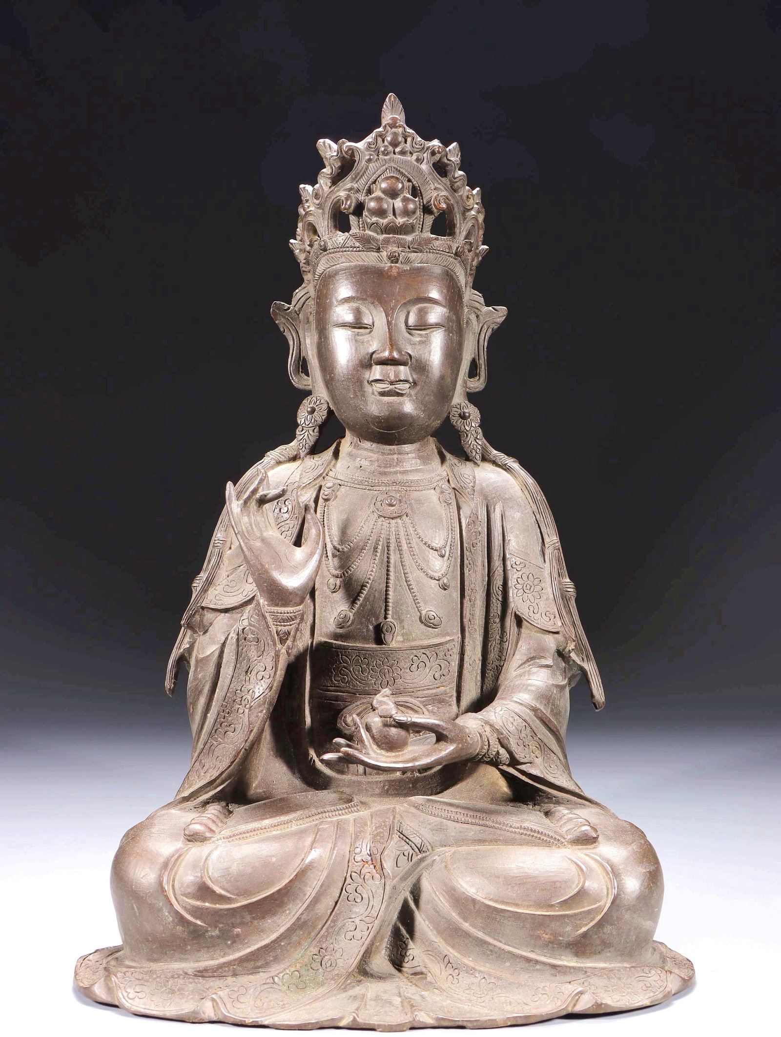 A BRONZE SEATED STATUE OF GUANYIN BODHISATTVA: A BRONZE SEATED STATUE OF GUANYIN BODHISATTVA H:36.8CM,L:24.5CM,W:19CM