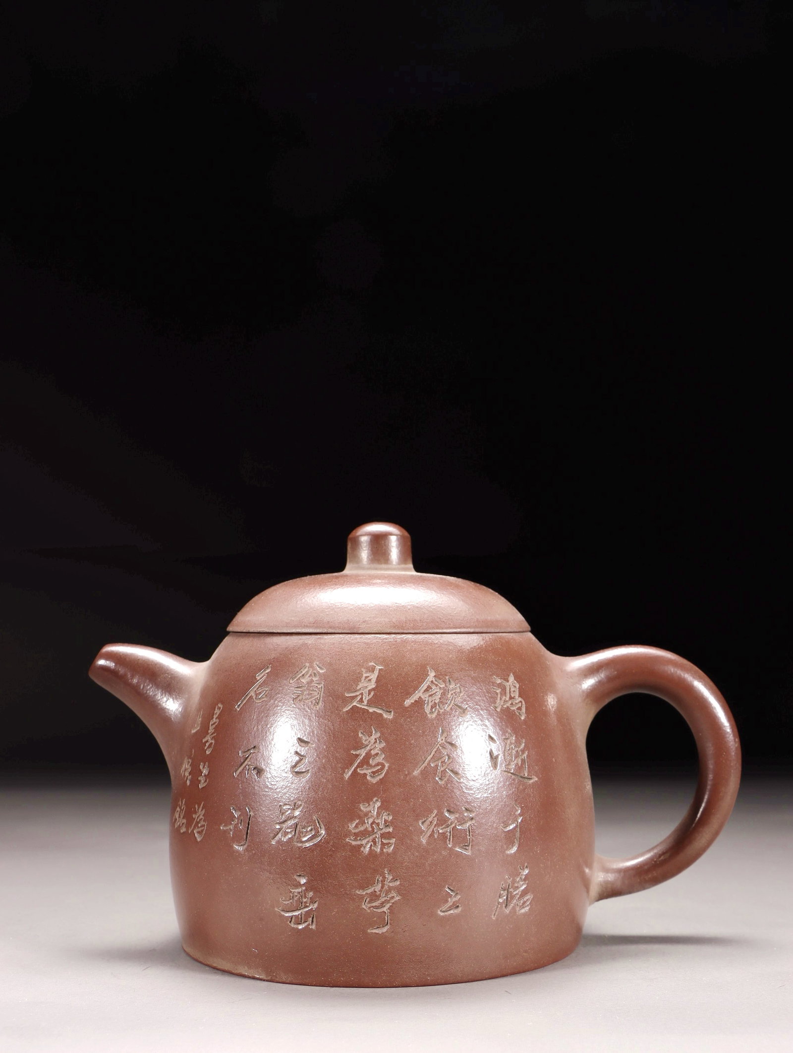 A MANSHENG MARK INSCRIBED POETRY PAN TEAPOT WEIGHT TEAPOT (1 of 9)