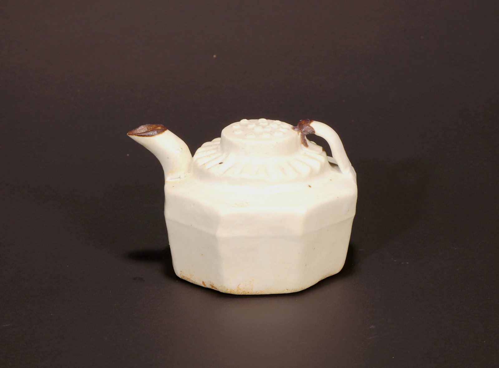 A HU TIAN KILN WATER DROPPER: A HU TIAN KILN WATER DROPPER H:5CM,L:8CM,D:6CM
