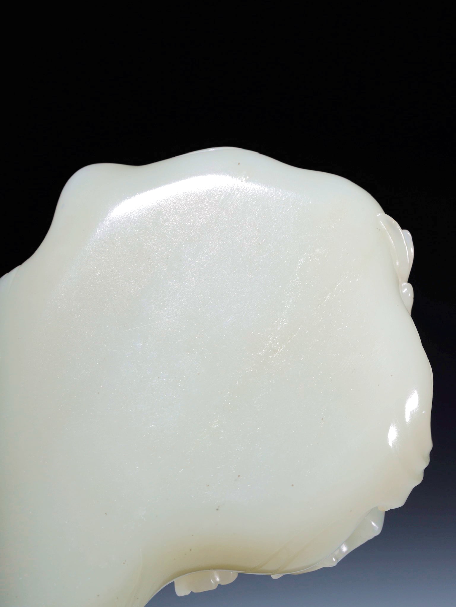 A HETIAN JADE PLUM BLOSSOM PATTERN BRUSH WASHER - 10