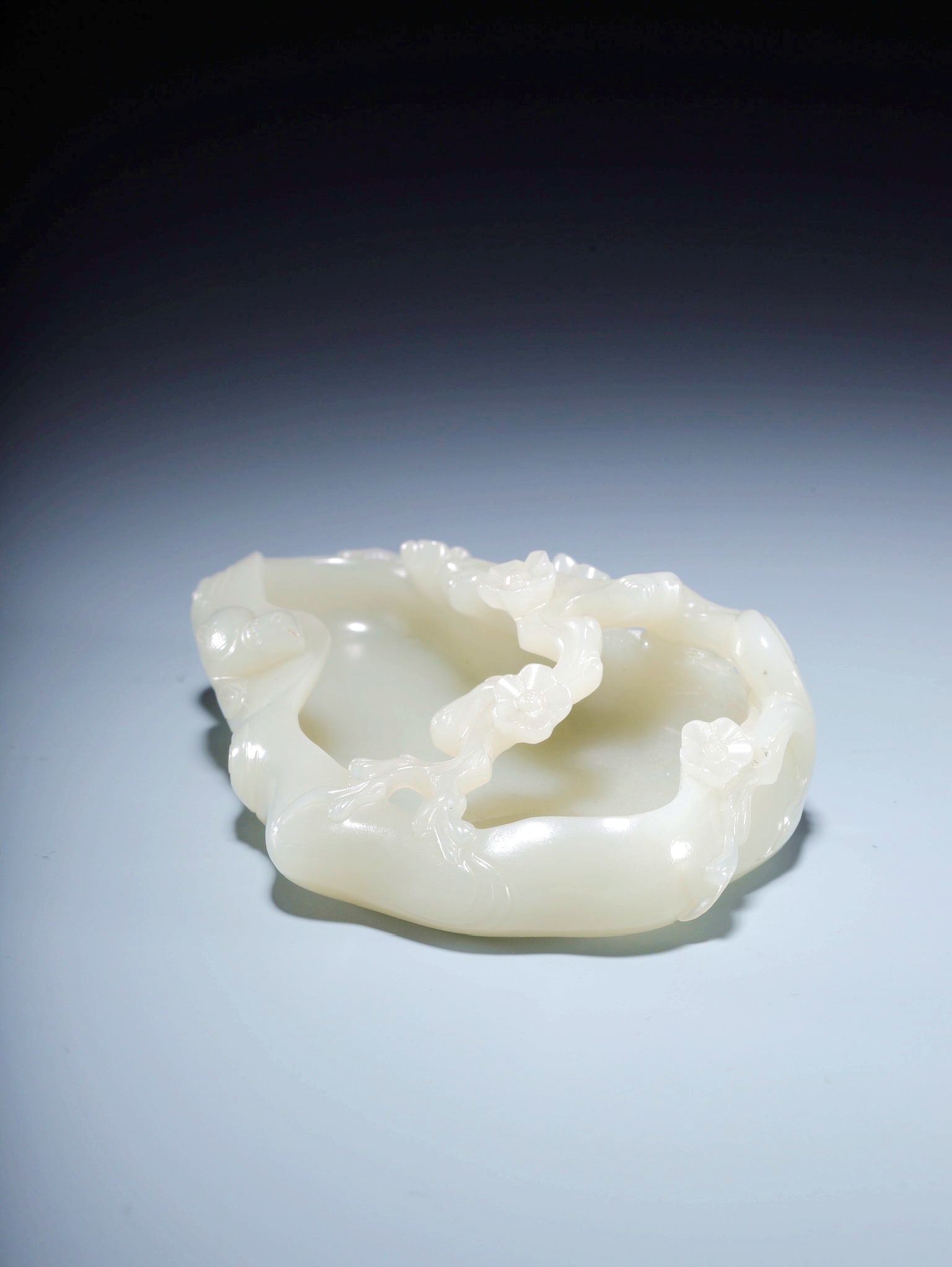 A HETIAN JADE PLUM BLOSSOM PATTERN BRUSH WASHER - 2