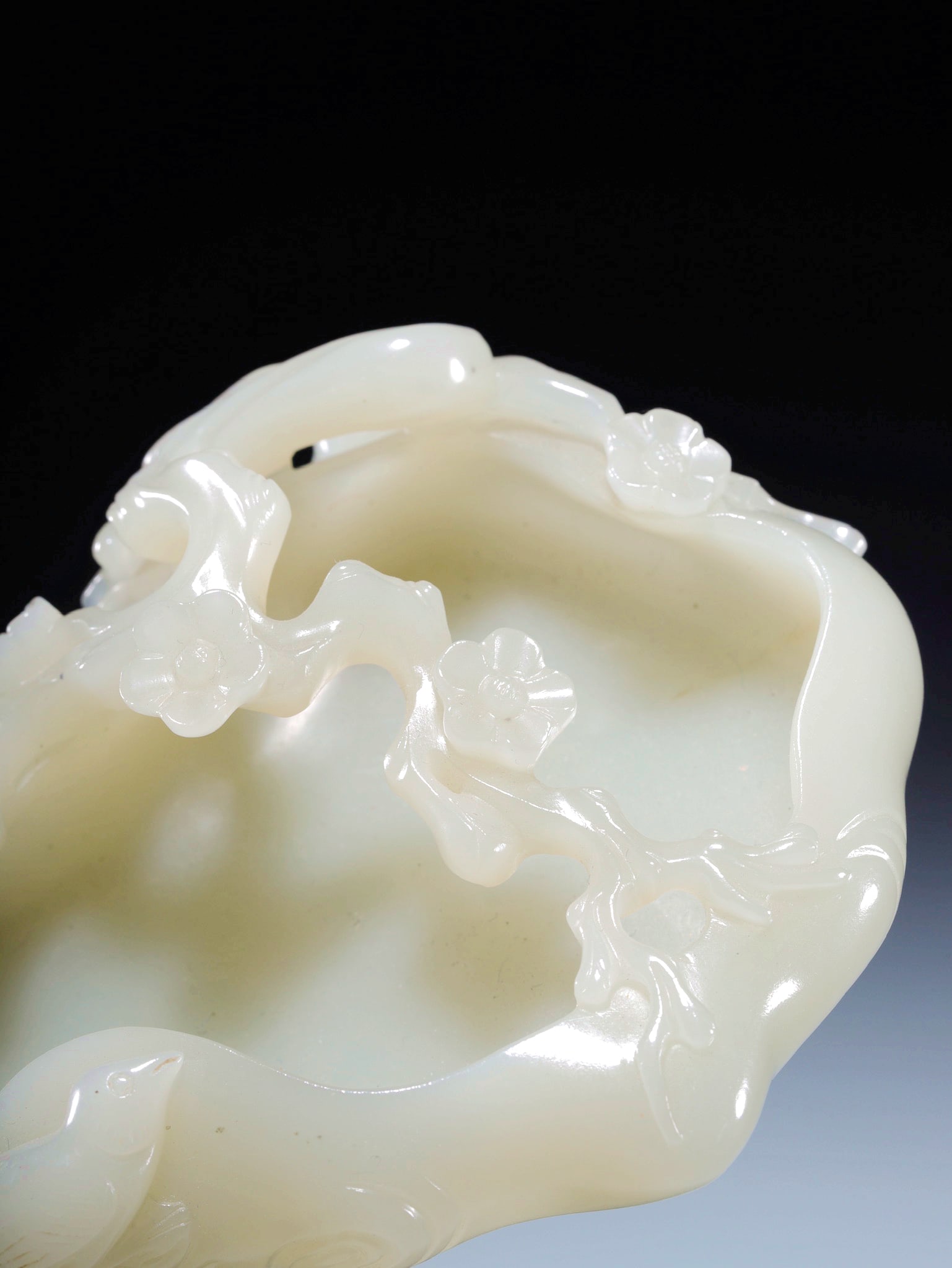 A HETIAN JADE PLUM BLOSSOM PATTERN BRUSH WASHER - 9