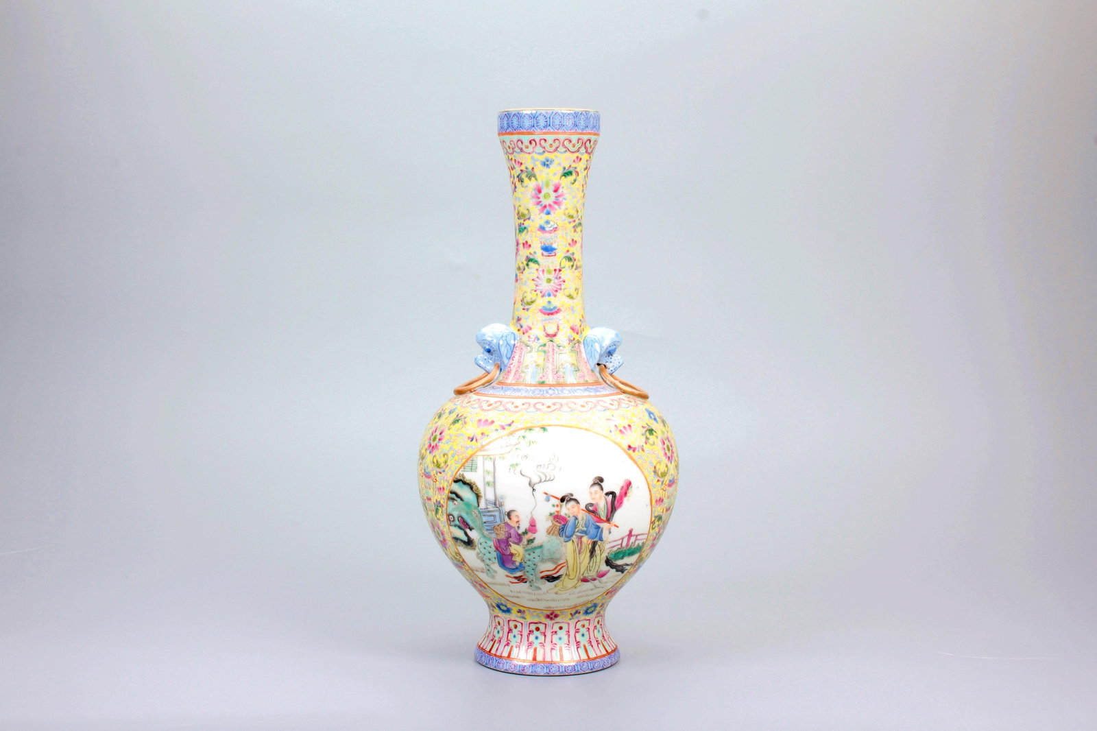 A YELLOW GROUND FAMILLE ROSE OPENWORK FIGURE DOUBLE-HANDLED VASE: A YELLOW GROUND FAMILLE ROSE OPENWORK FIGURE DOUBLE-HANDLED VASE H:23.5CM,D:11.1CM