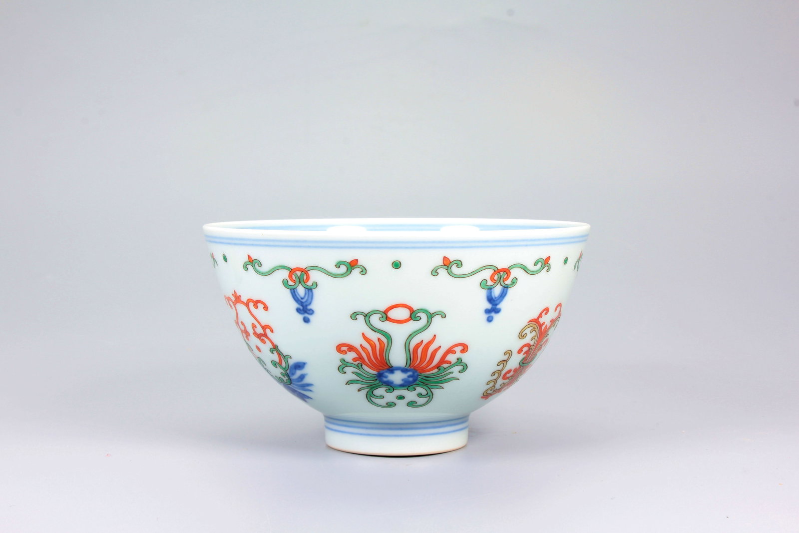 A BLUE AND WHITE WUCAI‘HONEYSUCKLE'CUP: A BLUE AND WHITE WUCAI‘HONEYSUCKLE'CUP H:6CM,D:10CM