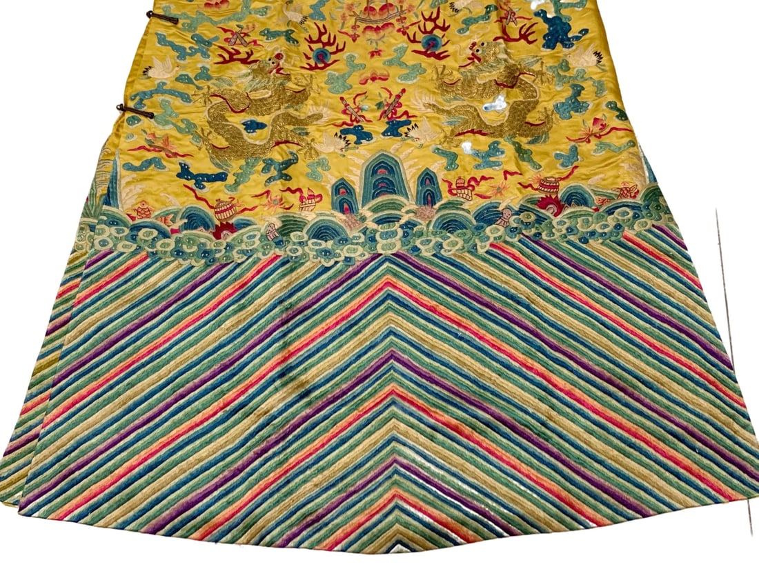 A GOLD THREAD FIVE-CLAW DRAGON ROBE - 2