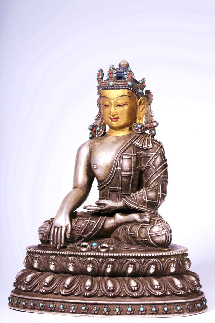 A GILT BRONZE-SILVER CLAY-FACED SAKYAMUNI SEATED BUDDHA: A GILT BRONZE-SILVER CLAY-FACED SAKYAMUNI SEATED BUDDHA H:20CM,L:17CM,W:11CM,1806G