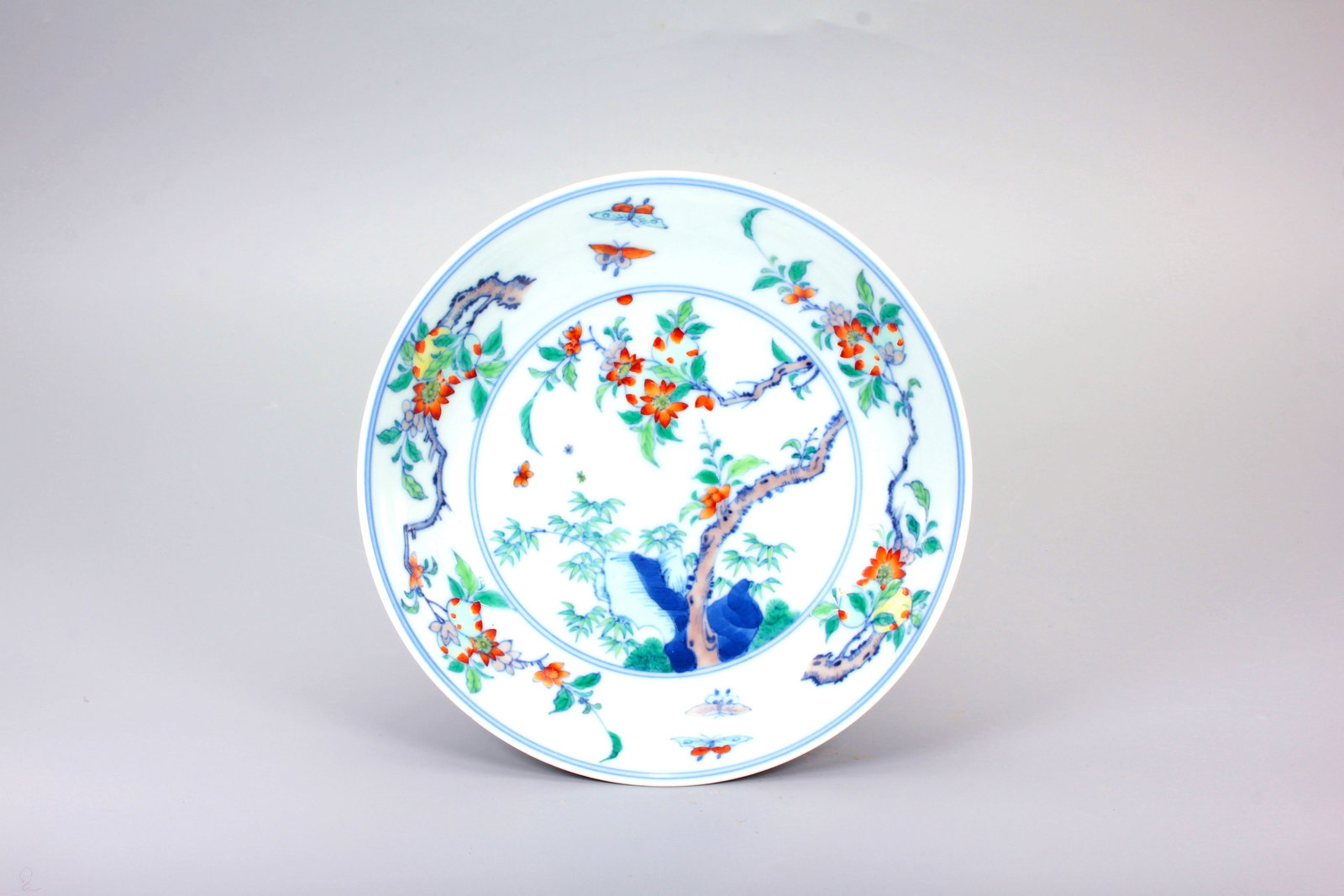 A DOUCAI 'AUSPICIOUSNESS AND LONGEVITY' DISH: A DOUCAI 'AUSPICIOUSNESS AND LONGEVITY' DISH H:3.5CM,D:15CM