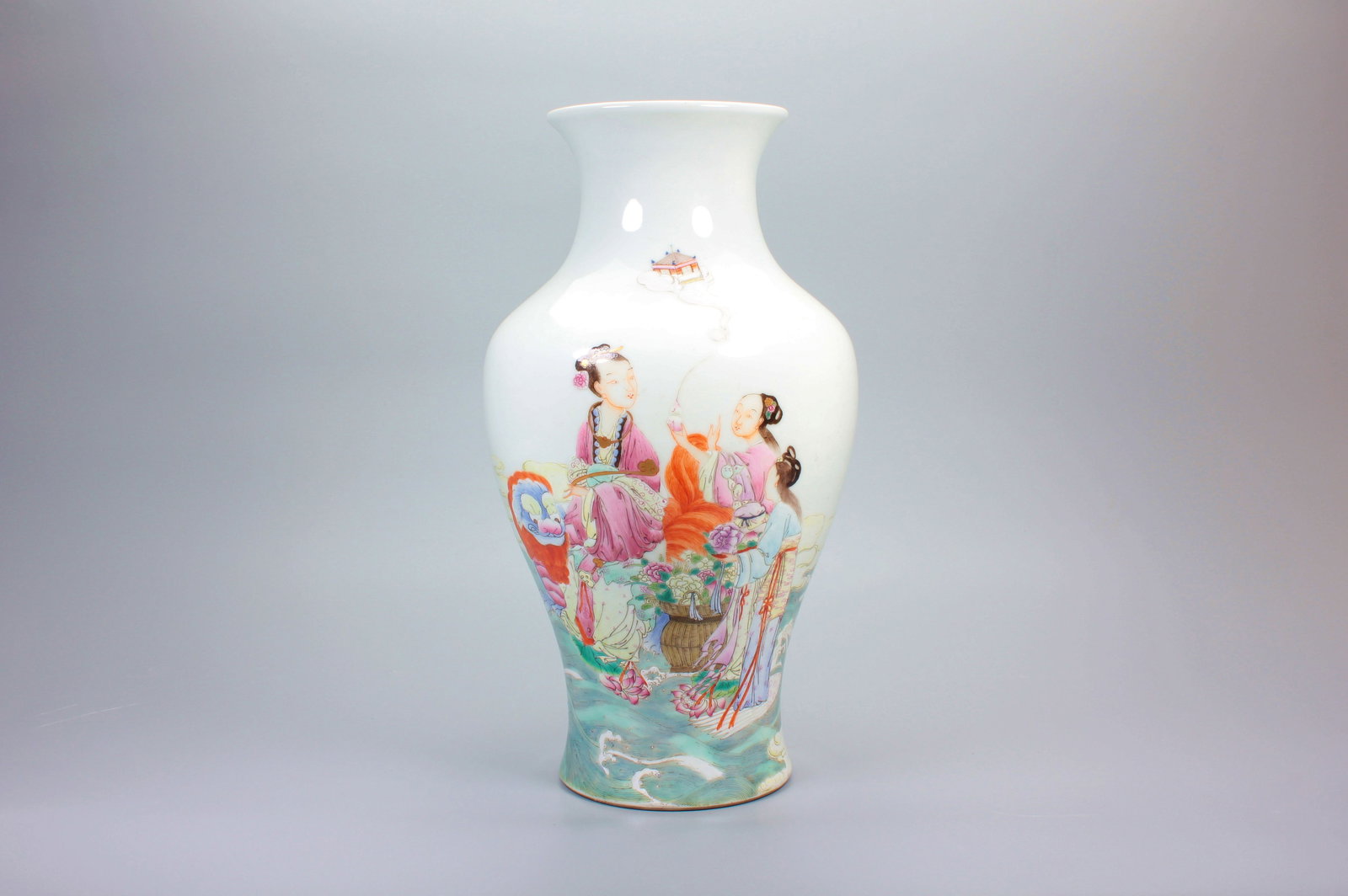 A JURENTANG MARK FAMILLE ROSE MAGAO PRESENTING PEACH AVALOKITESVARA VASE: A JURENTANG MARK FAMILLE ROSE MAGAO PRESENTING PEACH AVALOKITESVARA VASE H:32.8CM,D:18CM