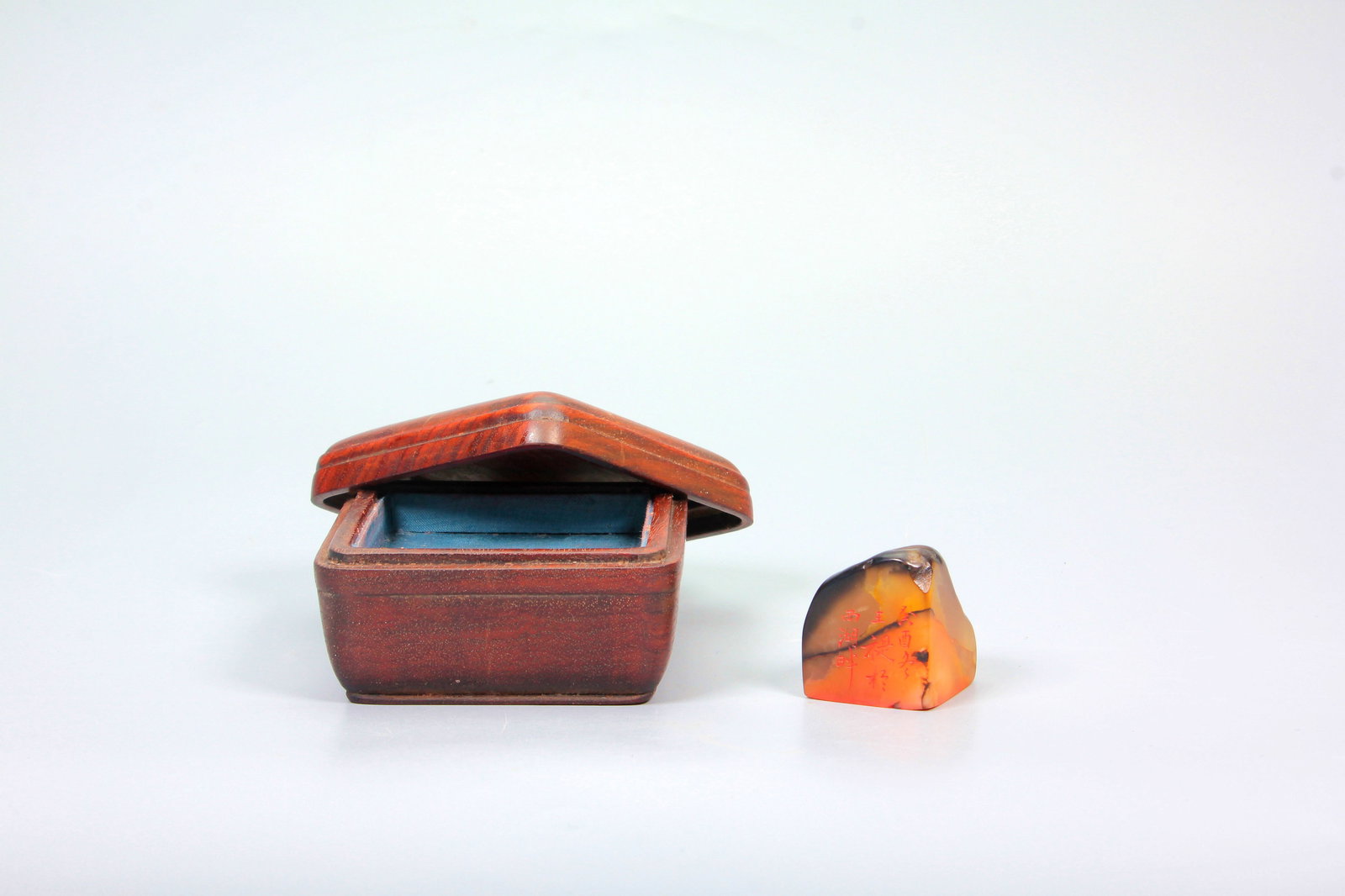 A TIANHUANG SEAL WITH HUANGHUALI WOOD BOX: A TIANHUANG SEAL WITH HUANGHUALI WOOD BOX 1.3.08*2.75*2.68CM;2.H:4.5CM,7.2*7.2CM