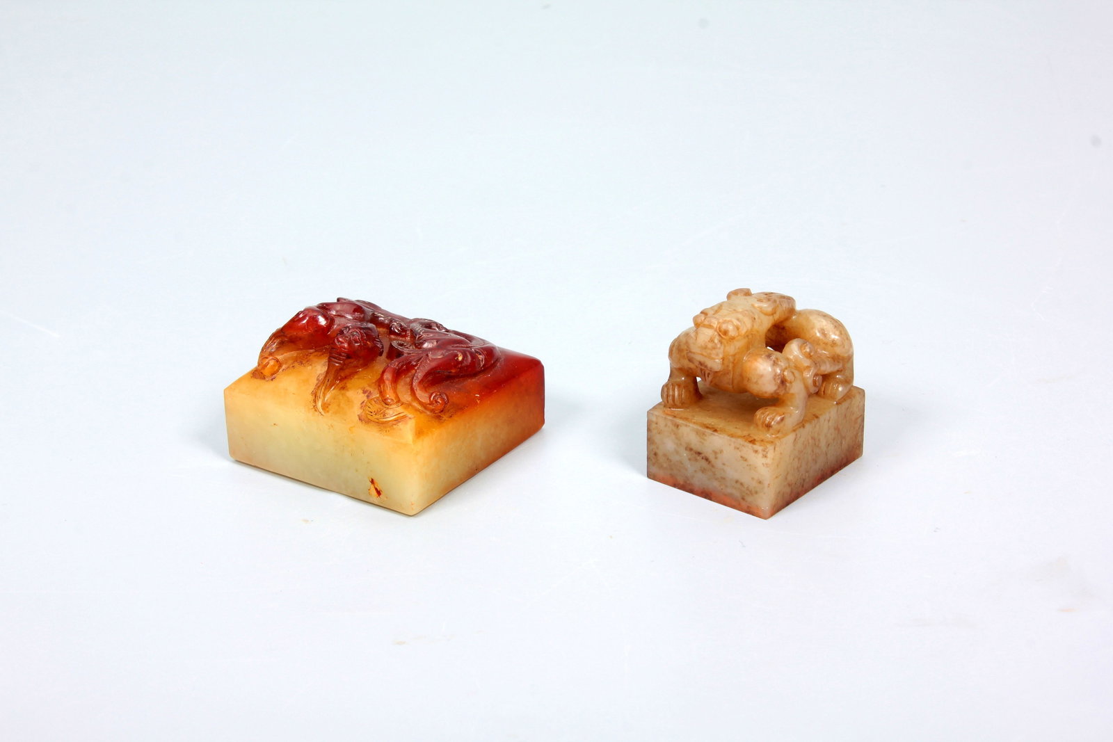 A HETIAN JADE DRAGON KNOB SEAL SET: A HETIAN JADE DRAGON KNOB SEAL SET 1.2.6*3.8*3.9CM;2.3.1*2.8*2.4CM