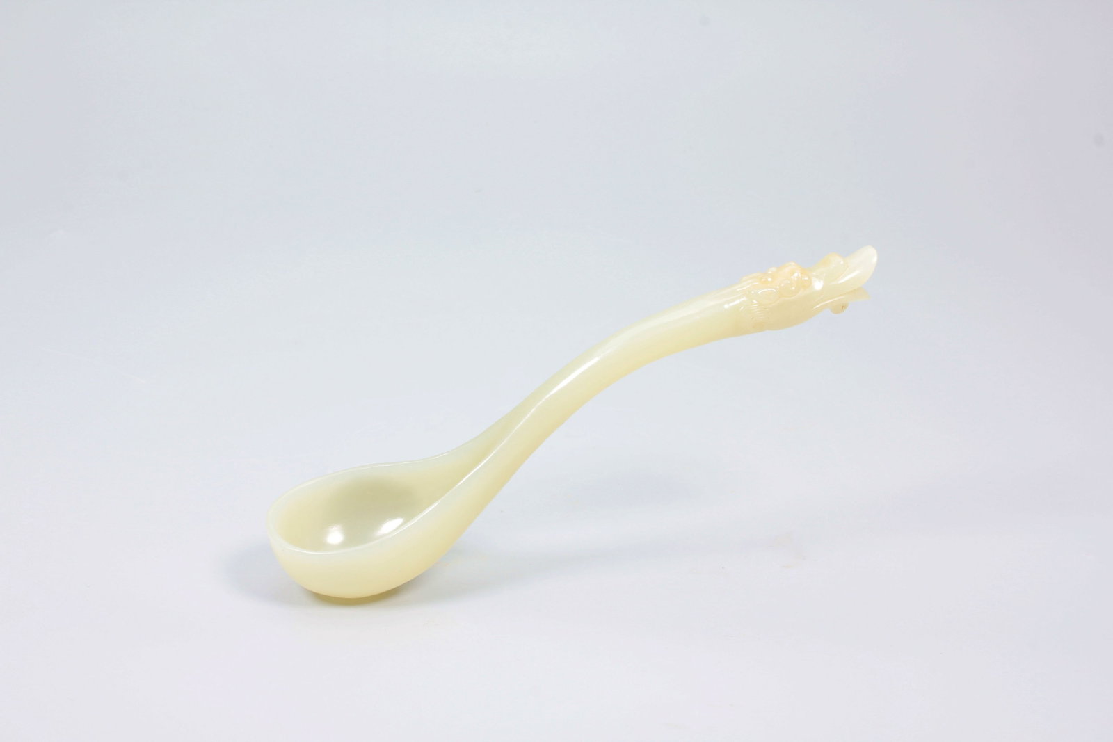A HETIAN JADE DRAGON HEAD SPOON: A HETIAN JADE DRAGON HEAD SPOON L:14.7CM,W:3.2CM