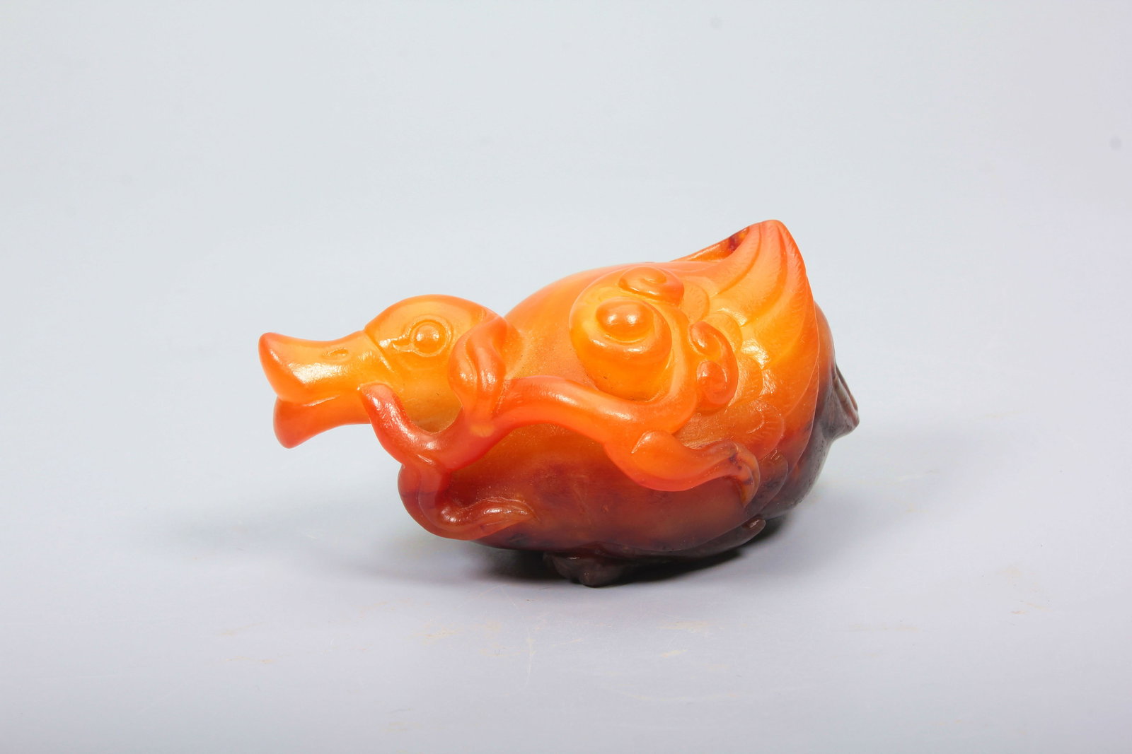 A HETIAN JADE DUCK HOLDING LINGZHI ORNAMENT: A HETIAN JADE DUCK HOLDING LINGZHI ORNAMENT H:4.4CM,L:6CM,W:9CM