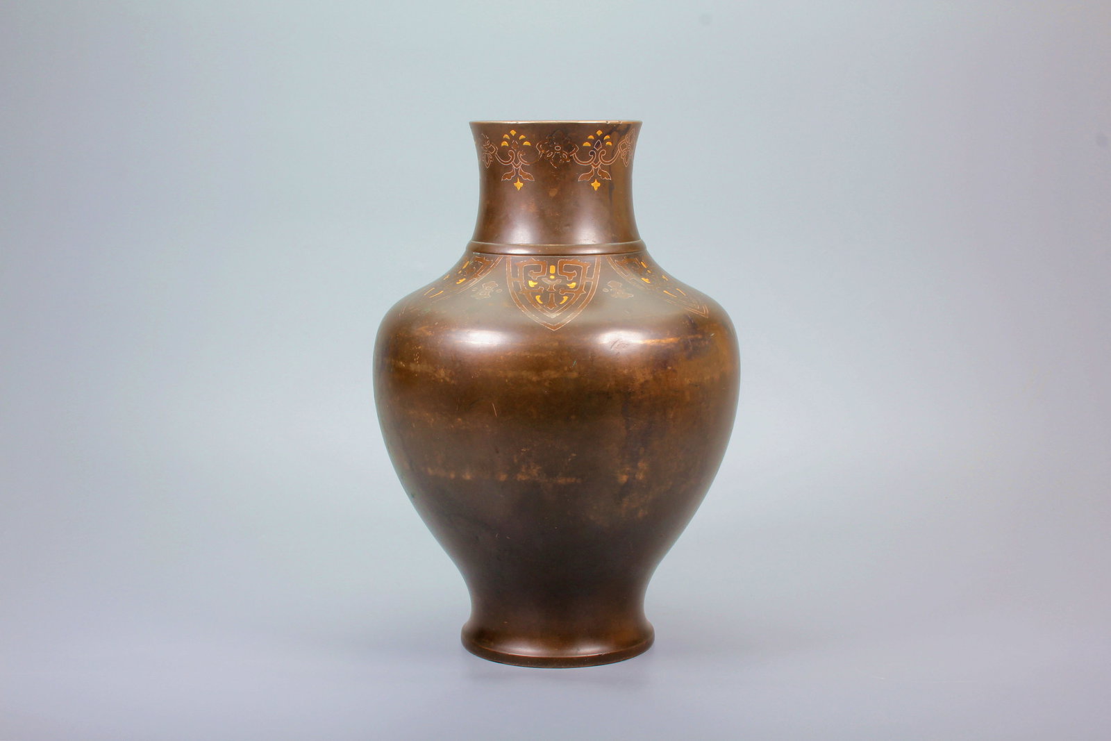 A GOLD AND SILVER INLAID BANANA LEAF PATTERN BRONZE VASE: A GOLD AND SILVER INLAID BANANA LEAF PATTERN BRONZE VASE H:24.3CM,D:17CM,1704G