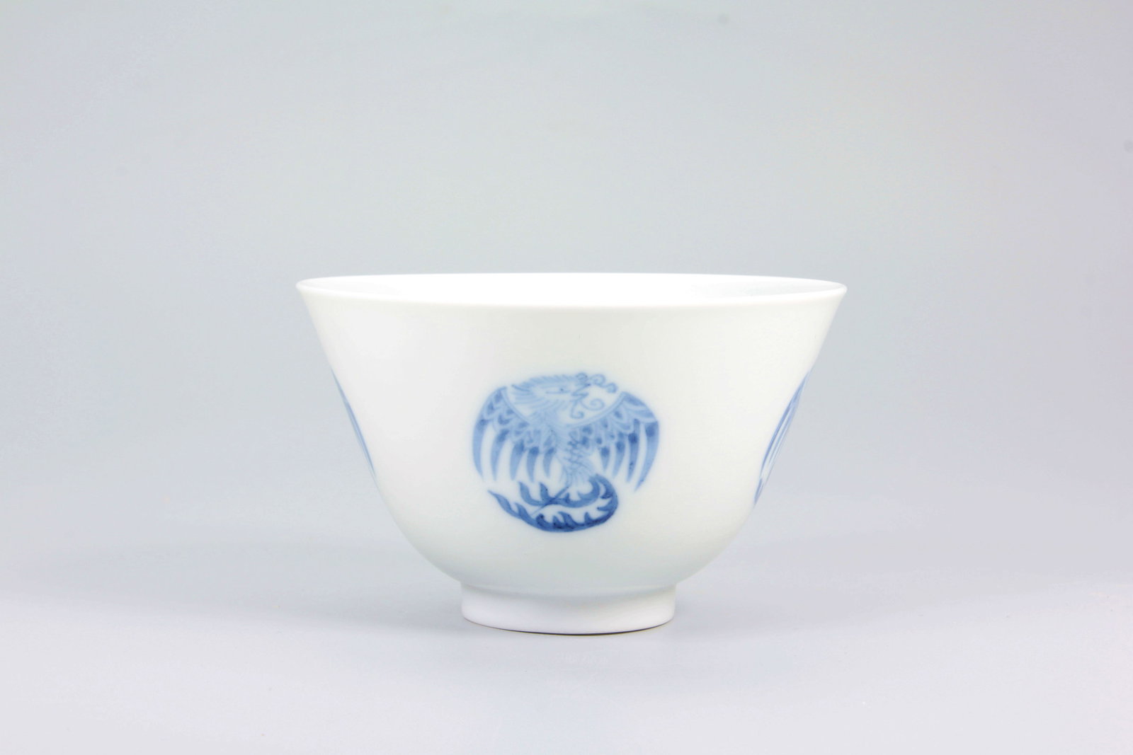 A BLUE AND WHITE ROUNDEL PHOENIX PATTERN CUP: A BLUE AND WHITE ROUNDEL PHOENIX PATTERN CUP H:5.3CM,D:8.5CM