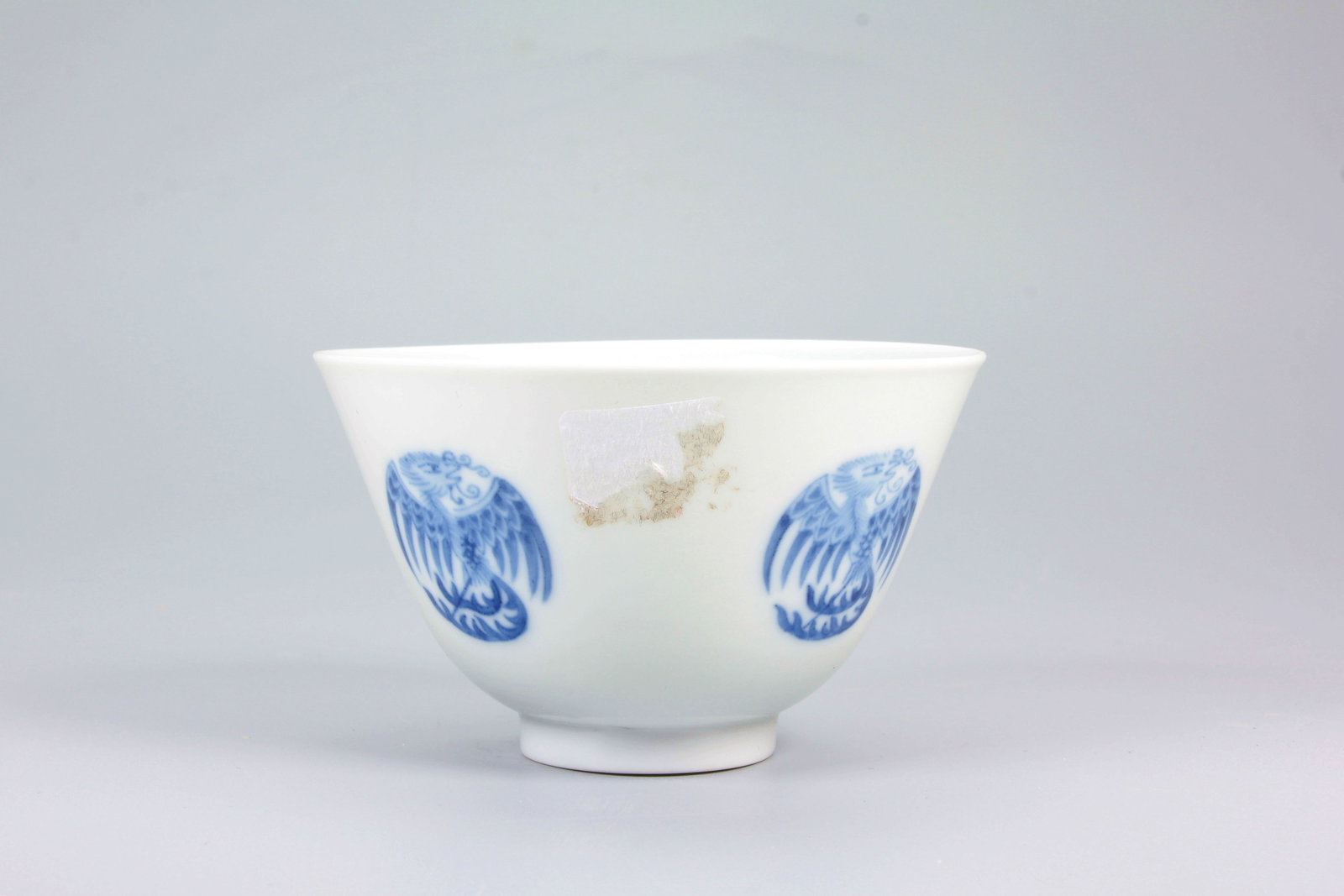 A BLUE AND WHITE ROUNDEL PHOENIX PATTERN CUP - 2