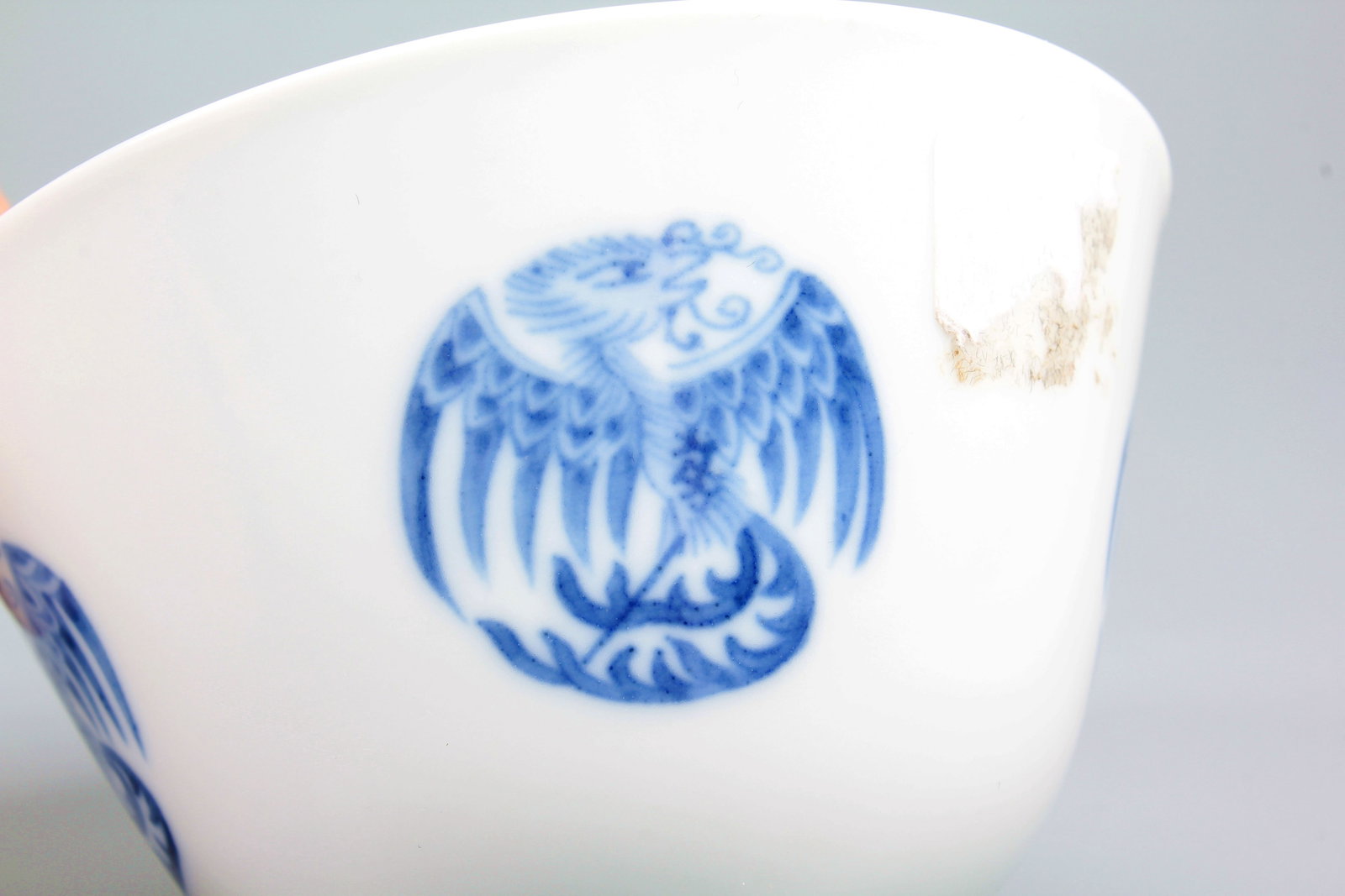 A BLUE AND WHITE ROUNDEL PHOENIX PATTERN CUP - 3