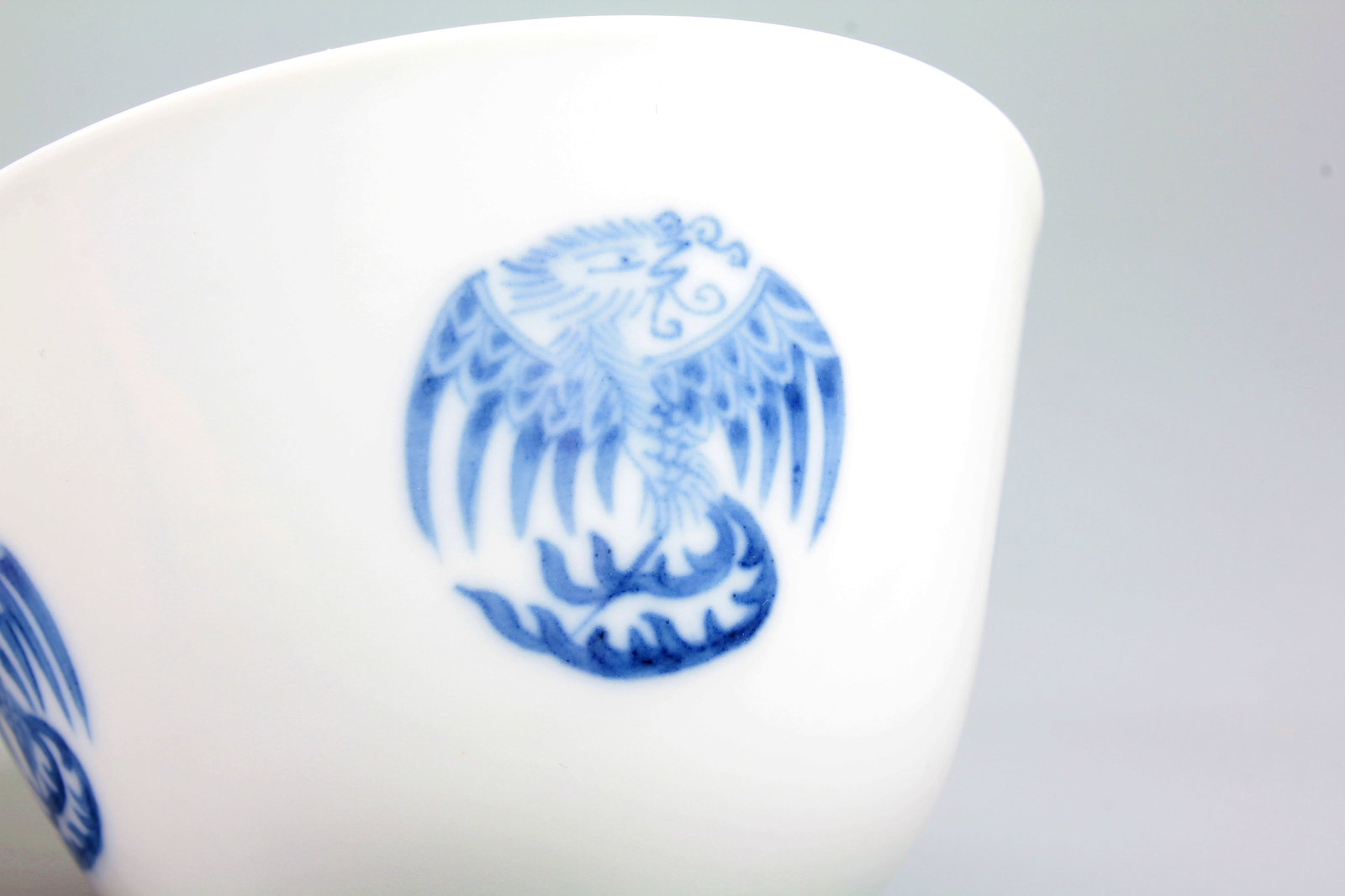 A BLUE AND WHITE ROUNDEL PHOENIX PATTERN CUP - 4