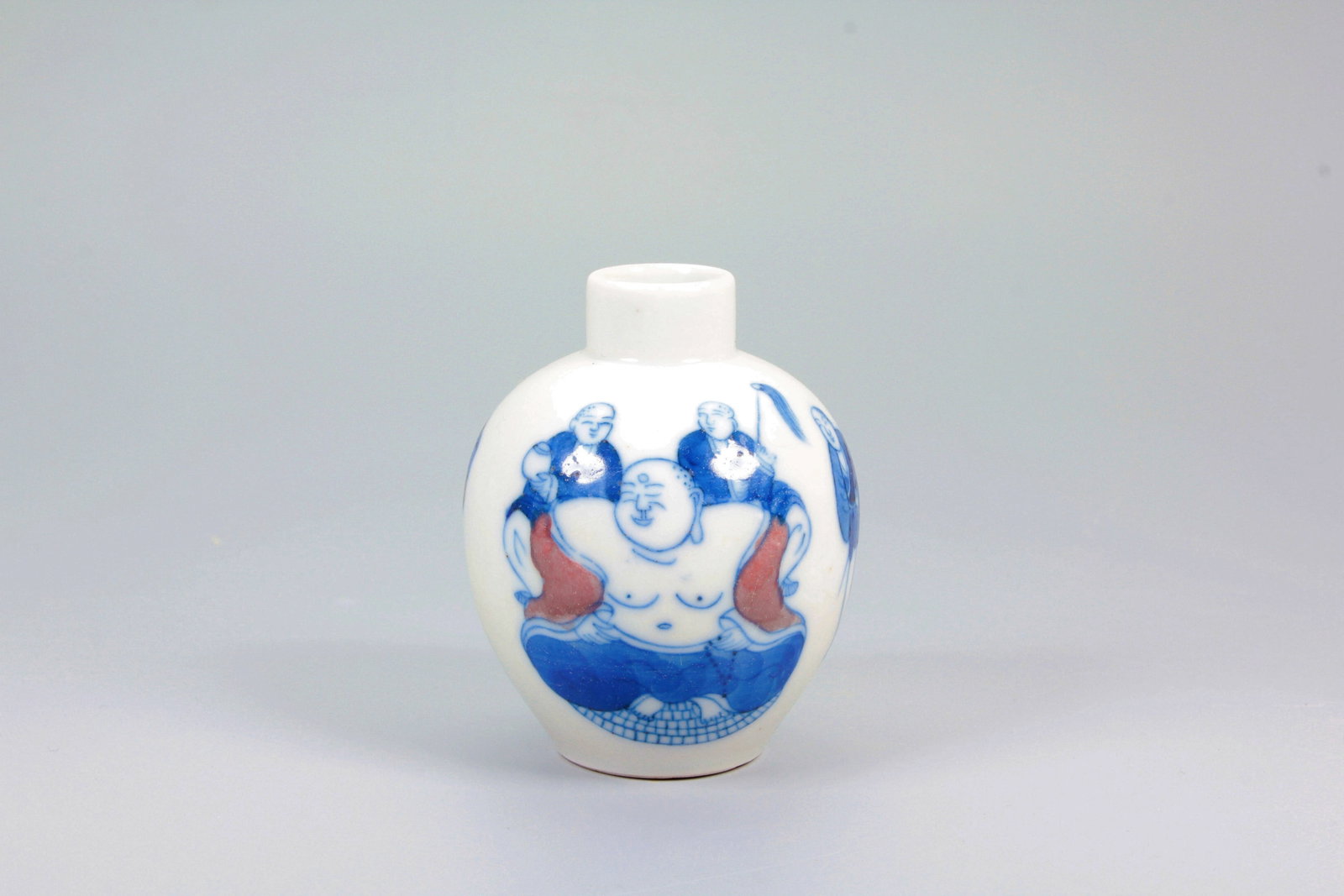 A BLUE AND WHITE UNDERGLAZE RED ARHAT SCENE SNUFF BOTTLE: A BLUE AND WHITE UNDERGLAZE RED ARHAT SCENE SNUFF BOTTLE H:6CM,D:4.8CM