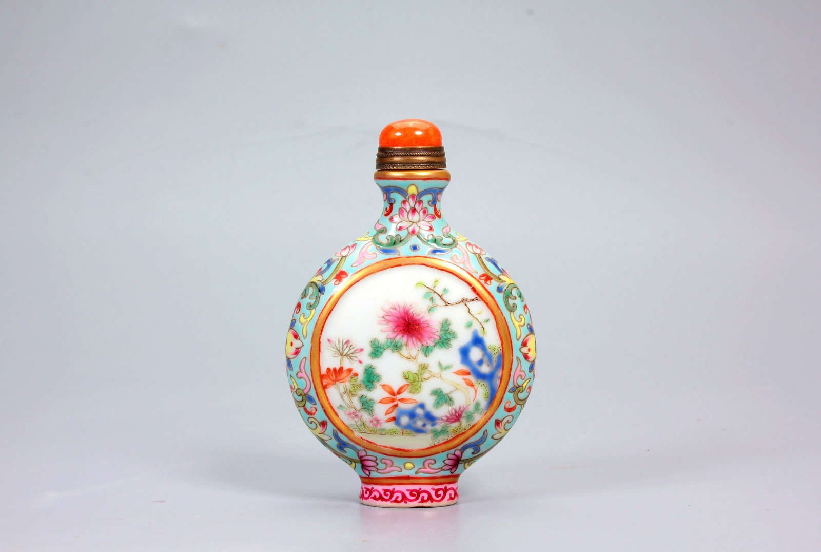 A GREEN GROUND INTERTWINED LOTUS OPENWORK FAMILLE ROSE FLOWER INSCRIBED POEM SNUFF BOTTLE: A GREEN GROUND INTERTWINED LOTUS OPENWORK FAMILLE ROSE FLOWER INSCRIBED POEM SNUFF BOTTLE H:8.8CM,W:5.7CM