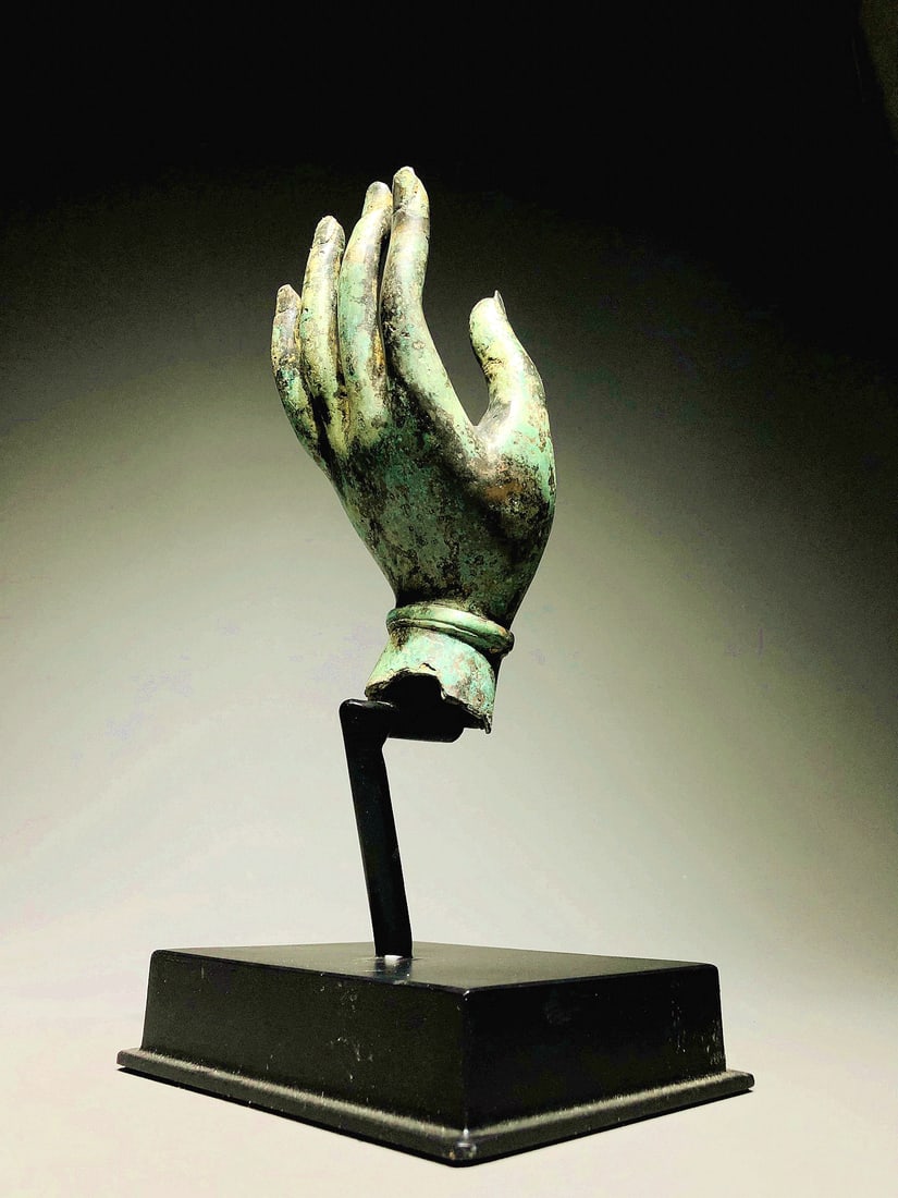A BRONZE BUDDHA'S HAND: A BRONZE BUDDHA'S HAND L:21CM,W:9CM,H:6CM,1000G