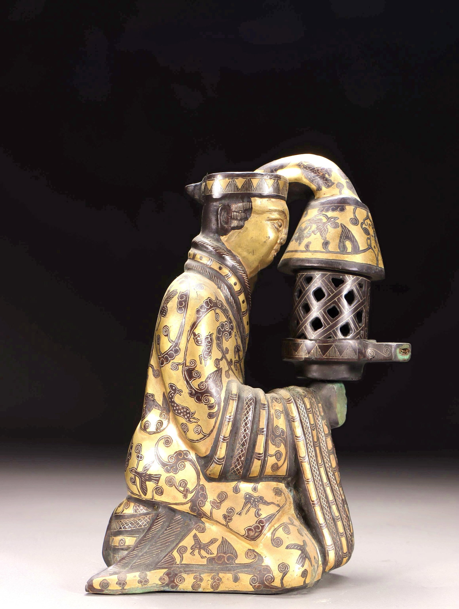 A BRONZE GOLD-INLAID SILVER EVERLASTING FAITH PALACE LAMP: A BRONZE GOLD-INLAID SILVER EVERLASTING FAITH PALACE LAMP H:18.5CM,L:12CM,W:10.5CM