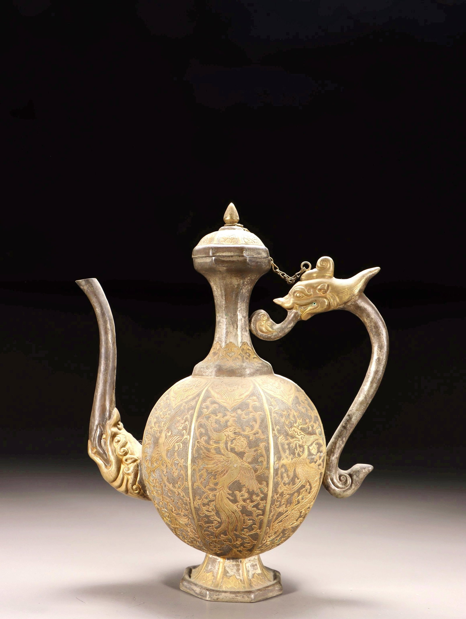 A SILVER GILT DRAGON AND PHOENIX WINE EWER: A SILVER GILT DRAGON AND PHOENIX WINE EWER H:24.5CM,L:20CM,W:11CM